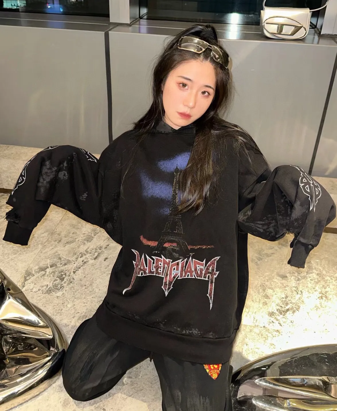 ♻️💯Upper body reference model picture❤️Top tested version BALENCIAGA Tower Paris Night Balenciaga distressed, dirty, hole-washed hooded sweatshirt YB1.3W purchase ➕Price 10K purchase original targeted development! 460g double-ply double-yarn terry fabric, the garment weight is as high as 1.2kg! The back printing adopts Kornit digital direct printing process, and the shipment is extremely slow! Especially the Yunmu color on the tower is very delicate and grainy! The overall bursting letters are very evenly distressed and have a full sense of distress! The whole body was severely damaged, all randomly worn by hand! Very time consuming! The whole piece of clothing went through three washes. The fabric was first pre-shrunk, and then washed with distressing water to wash out the color on the printed surface to give it a distressed look. After washing with water for the second time, do the dirty coating. The staining is also a manual process, and each position of the coating must be brushed more than 3 times before! The key point is the coating on the back. It is a process that really makes people vomit blood. It has to be brushed back and forth, more than 20 times, to evenly apply the coating! It can be said that it will never be seen alive. After the coating is completed, the garments will be sprayed and then washed with wax! After washing with the wax, the fabric feels smooth and won't have that harsh, rough feel! This is also a key craft! If this step is missing, it won’t be visible on the screen, but it will be very uncomfortable and the skin texture will be very poor!  The workmanship is troublesome, and it normally takes 15 days for orders to be returned! Look at this construction period and this price, do you think it’s worth it?  Size: XS-L Color: Active Black P:470