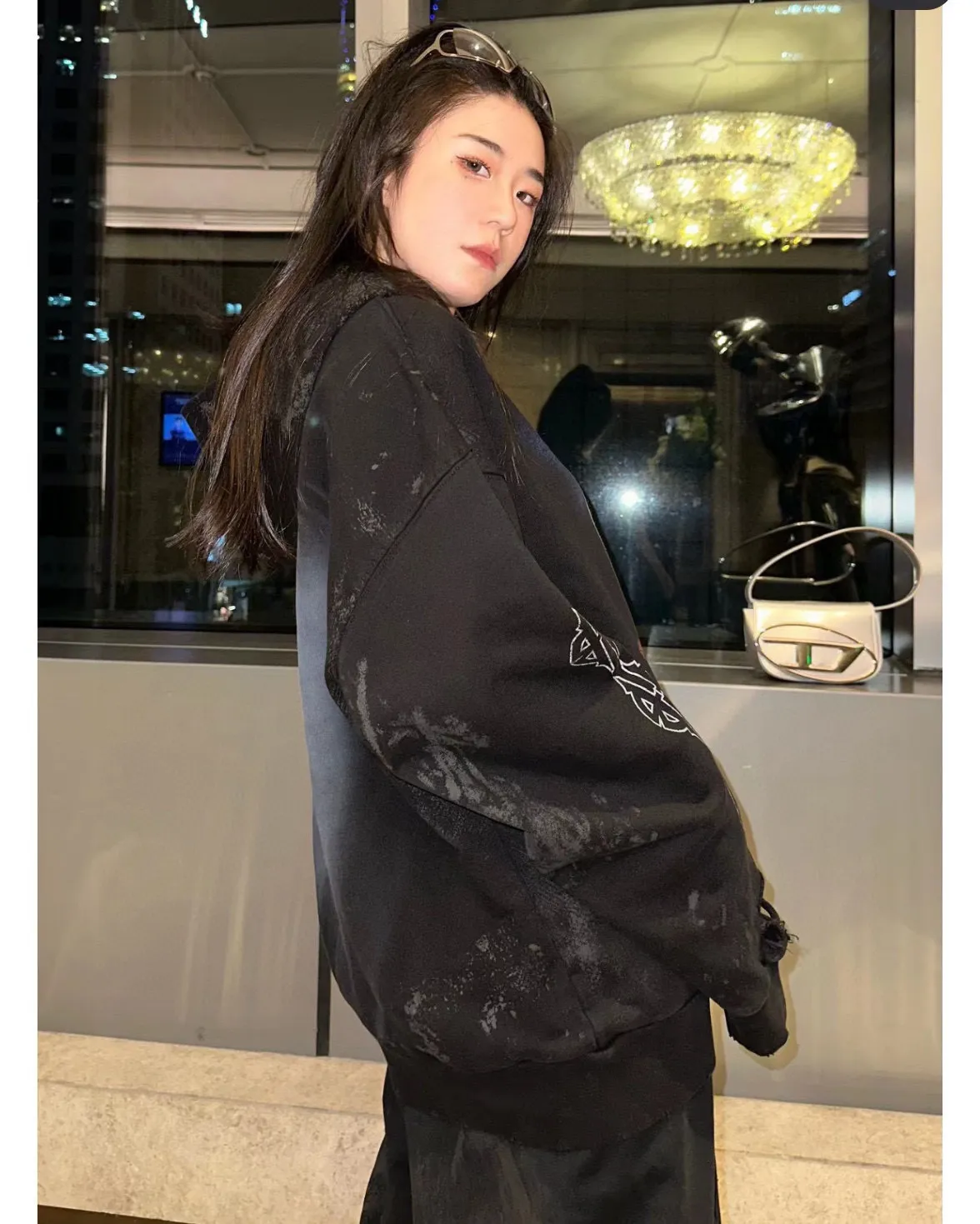 ♻️💯Upper body reference model picture❤️Top tested version BALENCIAGA Tower Paris Night Balenciaga distressed, dirty, hole-washed hooded sweatshirt YB1.3W purchase ➕Price 10K purchase original targeted development! 460g double-ply double-yarn terry fabric, the garment weight is as high as 1.2kg! The back printing adopts Kornit digital direct printing process, and the shipment is extremely slow! Especially the Yunmu color on the tower is very delicate and grainy! The overall bursting letters are very evenly distressed and have a full sense of distress! The whole body was severely damaged, all randomly worn by hand! Very time consuming! The whole piece of clothing went through three washes. The fabric was first pre-shrunk, and then washed with distressing water to wash out the color on the printed surface to give it a distressed look. After washing with water for the second time, do the dirty coating. The staining is also a manual process, and each position of the coating must be brushed more than 3 times before! The key point is the coating on the back. It is a process that really makes people vomit blood. It has to be brushed back and forth, more than 20 times, to evenly apply the coating! It can be said that it will never be seen alive. After the coating is completed, the garments will be sprayed and then washed with wax! After washing with the wax, the fabric feels smooth and won't have that harsh, rough feel! This is also a key craft! If this step is missing, it won’t be visible on the screen, but it will be very uncomfortable and the skin texture will be very poor!  The workmanship is troublesome, and it normally takes 15 days for orders to be returned! Look at this construction period and this price, do you think it’s worth it?  Size: XS-L Color: Active Black P:470