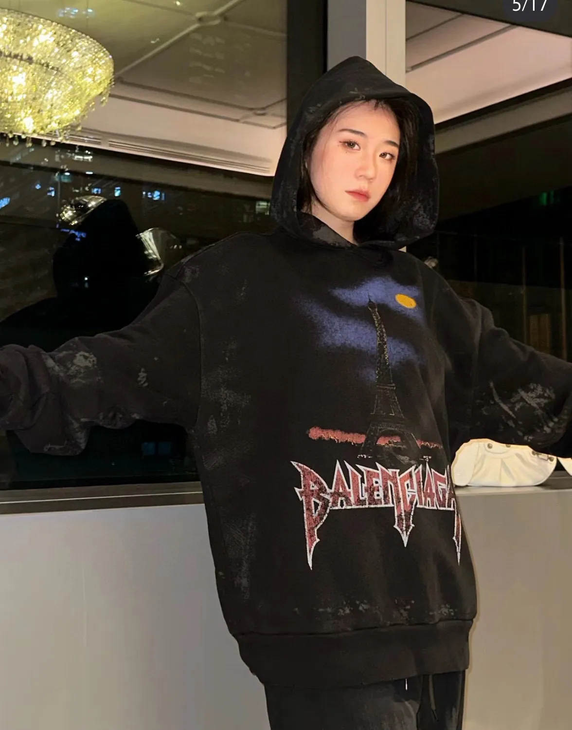 ♻️💯Upper body reference model picture❤️Top tested version BALENCIAGA Tower Paris Night Balenciaga distressed, dirty, hole-washed hooded sweatshirt YB1.3W purchase ➕Price 10K purchase original targeted development! 460g double-ply double-yarn terry fabric, the garment weight is as high as 1.2kg! The back printing adopts Kornit digital direct printing process, and the shipment is extremely slow! Especially the Yunmu color on the tower is very delicate and grainy! The overall bursting letters are very evenly distressed and have a full sense of distress! The whole body was severely damaged, all randomly worn by hand! Very time consuming! The whole piece of clothing went through three washes. The fabric was first pre-shrunk, and then washed with distressing water to wash out the color on the printed surface to give it a distressed look. After washing with water for the second time, do the dirty coating. The staining is also a manual process, and each position of the coating must be brushed more than 3 times before! The key point is the coating on the back. It is a process that really makes people vomit blood. It has to be brushed back and forth, more than 20 times, to evenly apply the coating! It can be said that it will never be seen alive. After the coating is completed, the garments will be sprayed and then washed with wax! After washing with the wax, the fabric feels smooth and won't have that harsh, rough feel! This is also a key craft! If this step is missing, it won’t be visible on the screen, but it will be very uncomfortable and the skin texture will be very poor!  The workmanship is troublesome, and it normally takes 15 days for orders to be returned! Look at this construction period and this price, do you think it’s worth it?  Size: XS-L Color: Active Black P:470