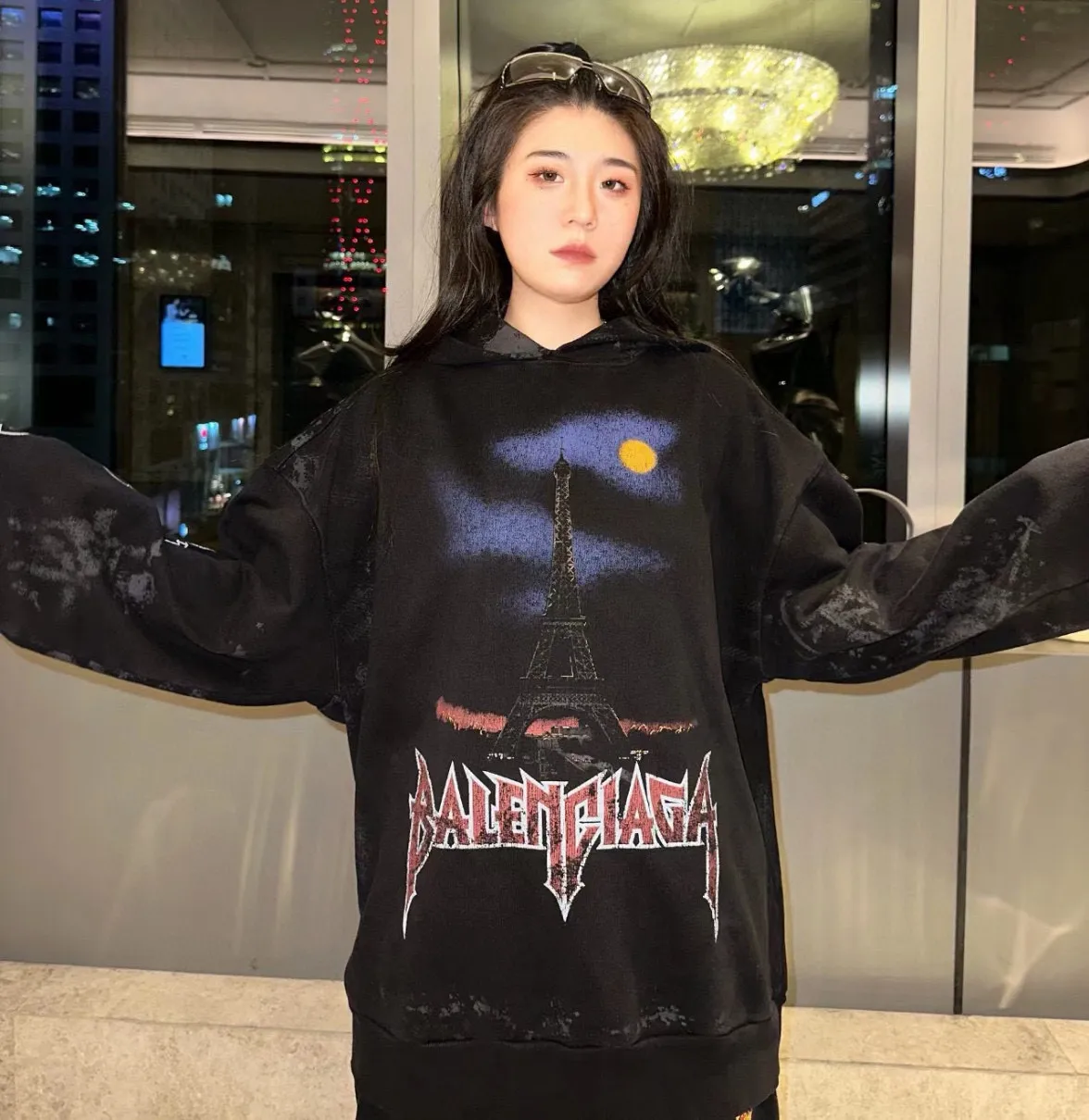 ♻️💯Upper body reference model picture❤️Top tested version BALENCIAGA Tower Paris Night Balenciaga distressed, dirty, hole-washed hooded sweatshirt YB1.3W purchase ➕Price 10K purchase original targeted development! 460g double-ply double-yarn terry fabric, the garment weight is as high as 1.2kg! The back printing adopts Kornit digital direct printing process, and the shipment is extremely slow! Especially the Yunmu color on the tower is very delicate and grainy! The overall bursting letters are very evenly distressed and have a full sense of distress! The whole body was severely damaged, all randomly worn by hand! Very time consuming! The whole piece of clothing went through three washes. The fabric was first pre-shrunk, and then washed with distressing water to wash out the color on the printed surface to give it a distressed look. After washing with water for the second time, do the dirty coating. The staining is also a manual process, and each position of the coating must be brushed more than 3 times before! The key point is the coating on the back. It is a process that really makes people vomit blood. It has to be brushed back and forth, more than 20 times, to evenly apply the coating! It can be said that it will never be seen alive. After the coating is completed, the garments will be sprayed and then washed with wax! After washing with the wax, the fabric feels smooth and won't have that harsh, rough feel! This is also a key craft! If this step is missing, it won’t be visible on the screen, but it will be very uncomfortable and the skin texture will be very poor!  The workmanship is troublesome, and it normally takes 15 days for orders to be returned! Look at this construction period and this price, do you think it’s worth it?  Size: XS-L Color: Active Black P:470