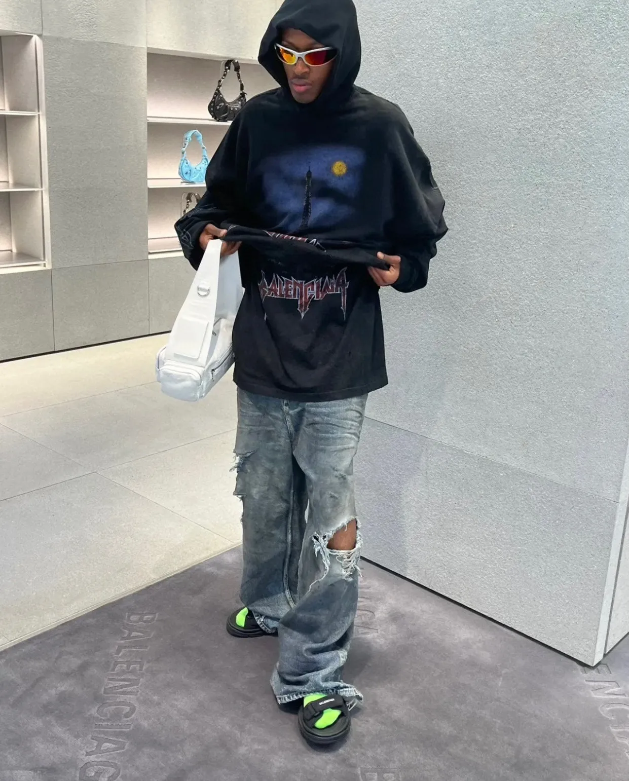 ♻️💯Upper body reference model picture❤️Top tested version BALENCIAGA Tower Paris Night Balenciaga distressed, dirty, hole-washed hooded sweatshirt YB1.3W purchase ➕Price 10K purchase original targeted development! 460g double-ply double-yarn terry fabric, the garment weight is as high as 1.2kg! The back printing adopts Kornit digital direct printing process, and the shipment is extremely slow! Especially the Yunmu color on the tower is very delicate and grainy! The overall bursting letters are very evenly distressed and have a full sense of distress! The whole body was severely damaged, all randomly worn by hand! Very time consuming! The whole piece of clothing went through three washes. The fabric was first pre-shrunk, and then washed with distressing water to wash out the color on the printed surface to give it a distressed look. After washing with water for the second time, do the dirty coating. The staining is also a manual process, and each position of the coating must be brushed more than 3 times before! The key point is the coating on the back. It is a process that really makes people vomit blood. It has to be brushed back and forth, more than 20 times, to evenly apply the coating! It can be said that it will never be seen alive. After the coating is completed, the garments will be sprayed and then washed with wax! After washing with the wax, the fabric feels smooth and won't have that harsh, rough feel! This is also a key craft! If this step is missing, it won’t be visible on the screen, but it will be very uncomfortable and the skin texture will be very poor!  The workmanship is troublesome, and it normally takes 15 days for orders to be returned! Look at this construction period and this price, do you think it’s worth it?  Size: XS-L Color: Active Black P:470