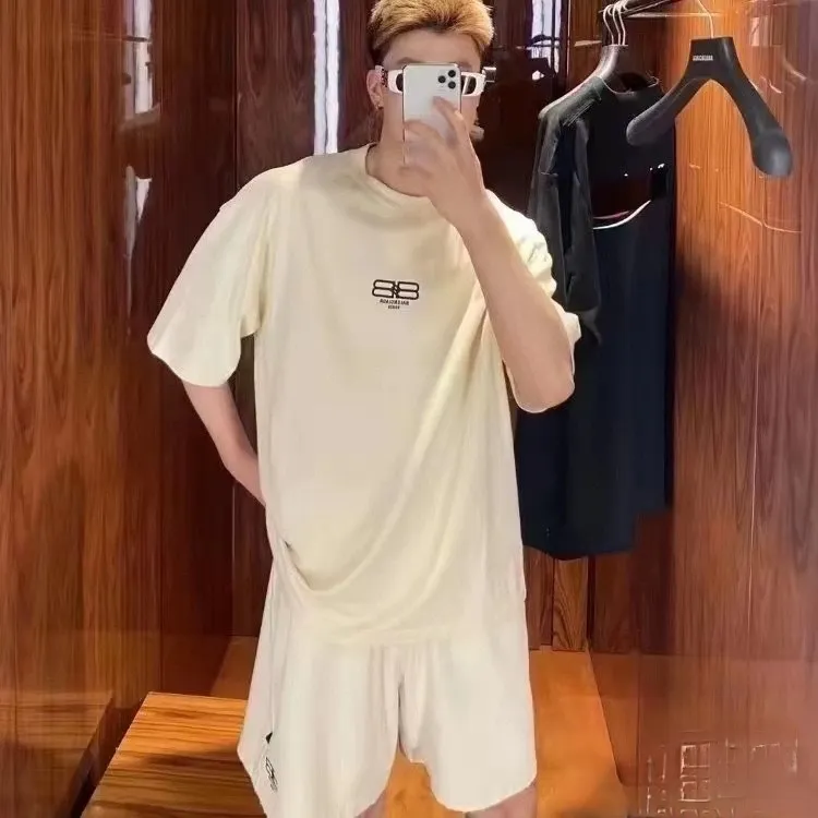 ♻️💯Upper body reference model picture❤️The top tested version Balenciaga/Balenciaga 2023ss spring new BB lock letter embroidered round neck pullover T-shirt, B’s single product appearance is undoubtedly outstanding, and it will definitely attract attention when paired with a couple’s style! Fashionable, relaxed and stylish, the atmosphere suddenly fills up~ It is made of 280g double-ply double-yarn plain cotton loose fabric. Good fabrics give us the intuitive feeling that they are high-end, comfortable, soft, delicate and sinewy. Even if you don’t understand fabrics, the touch can give you a new feeling! The design is also really eye-catching. The co-branded print makes the overall look simple and elegant, high-end and fashionable ~ The BB lock letter embroidery design on the chest breaks the boring and boring design of previous years and makes it more youthful and fashionable, adding a trendy style that keeps pace with the times! An item with obvious high street style, OS loose fit cutting design, and the upper body is very durable. This short-sleeved shirt can definitely add a lot of color to your outfit, and also provide you with more charm and temptation in your daily life. Size: XS-L Color: black, off-white P:240