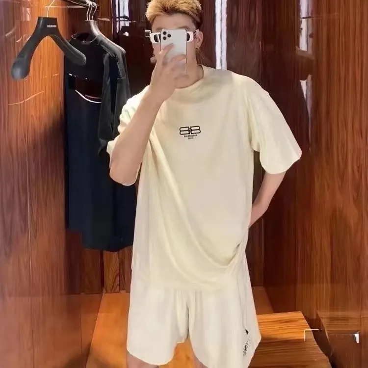 ♻️💯Upper body reference model picture❤️The top tested version Balenciaga/Balenciaga 2023ss spring new BB lock letter embroidered round neck pullover T-shirt, B’s single product appearance is undoubtedly outstanding, and it will definitely attract attention when paired with a couple’s style! Fashionable, relaxed and stylish, the atmosphere suddenly fills up~ It is made of 280g double-ply double-yarn plain cotton loose fabric. Good fabrics give us the intuitive feeling that they are high-end, comfortable, soft, delicate and sinewy. Even if you don’t understand fabrics, the touch can give you a new feeling! The design is also really eye-catching. The co-branded print makes the overall look simple and elegant, high-end and fashionable ~ The BB lock letter embroidery design on the chest breaks the boring and boring design of previous years and makes it more youthful and fashionable, adding a trendy style that keeps pace with the times! An item with obvious high street style, OS loose fit cutting design, and the upper body is very durable. This short-sleeved shirt can definitely add a lot of color to your outfit, and also provide you with more charm and temptation in your daily life. Size: XS-L Color: black, off-white P:240