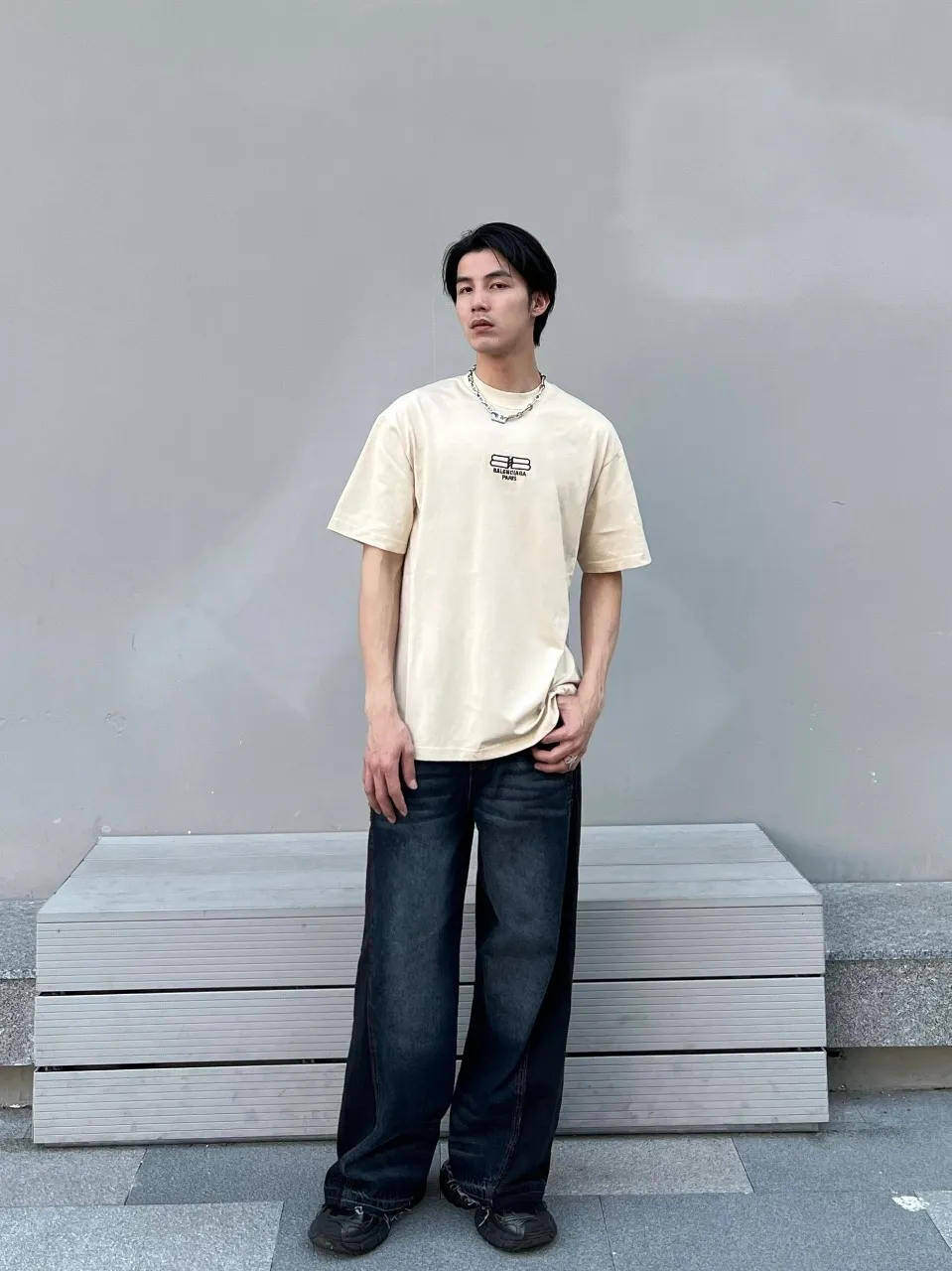 ♻️💯Upper body reference model picture❤️The top tested version Balenciaga/Balenciaga 2023ss spring new BB lock letter embroidered round neck pullover T-shirt, B’s single product appearance is undoubtedly outstanding, and it will definitely attract attention when paired with a couple’s style! Fashionable, relaxed and stylish, the atmosphere suddenly fills up~ It is made of 280g double-ply double-yarn plain cotton loose fabric. Good fabrics give us the intuitive feeling that they are high-end, comfortable, soft, delicate and sinewy. Even if you don’t understand fabrics, the touch can give you a new feeling! The design is also really eye-catching. The co-branded print makes the overall look simple and elegant, high-end and fashionable ~ The BB lock letter embroidery design on the chest breaks the boring and boring design of previous years and makes it more youthful and fashionable, adding a trendy style that keeps pace with the times! An item with obvious high street style, OS loose fit cutting design, and the upper body is very durable. This short-sleeved shirt can definitely add a lot of color to your outfit, and also provide you with more charm and temptation in your daily life. Size: XS-L Color: black, off-white P:240