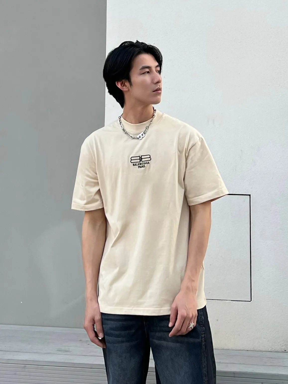 ♻️💯Upper body reference model picture❤️The top tested version Balenciaga/Balenciaga 2023ss spring new BB lock letter embroidered round neck pullover T-shirt, B’s single product appearance is undoubtedly outstanding, and it will definitely attract attention when paired with a couple’s style! Fashionable, relaxed and stylish, the atmosphere suddenly fills up~ It is made of 280g double-ply double-yarn plain cotton loose fabric. Good fabrics give us the intuitive feeling that they are high-end, comfortable, soft, delicate and sinewy. Even if you don’t understand fabrics, the touch can give you a new feeling! The design is also really eye-catching. The co-branded print makes the overall look simple and elegant, high-end and fashionable ~ The BB lock letter embroidery design on the chest breaks the boring and boring design of previous years and makes it more youthful and fashionable, adding a trendy style that keeps pace with the times! An item with obvious high street style, OS loose fit cutting design, and the upper body is very durable. This short-sleeved shirt can definitely add a lot of color to your outfit, and also provide you with more charm and temptation in your daily life. Size: XS-L Color: black, off-white P:240