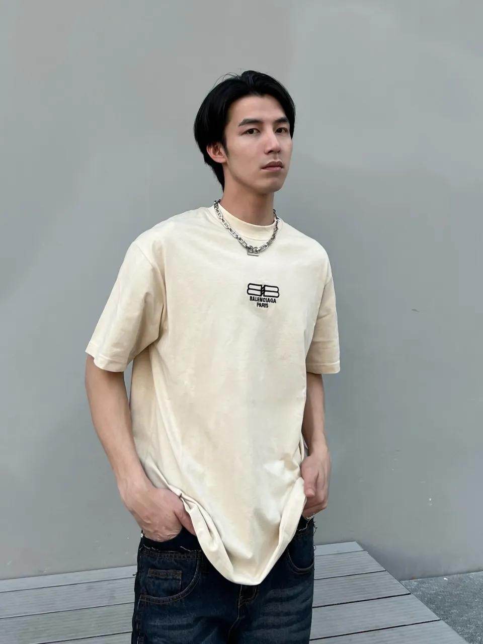 ♻️💯Upper body reference model picture❤️The top tested version Balenciaga/Balenciaga 2023ss spring new BB lock letter embroidered round neck pullover T-shirt, B’s single product appearance is undoubtedly outstanding, and it will definitely attract attention when paired with a couple’s style! Fashionable, relaxed and stylish, the atmosphere suddenly fills up~ It is made of 280g double-ply double-yarn plain cotton loose fabric. Good fabrics give us the intuitive feeling that they are high-end, comfortable, soft, delicate and sinewy. Even if you don’t understand fabrics, the touch can give you a new feeling! The design is also really eye-catching. The co-branded print makes the overall look simple and elegant, high-end and fashionable ~ The BB lock letter embroidery design on the chest breaks the boring and boring design of previous years and makes it more youthful and fashionable, adding a trendy style that keeps pace with the times! An item with obvious high street style, OS loose fit cutting design, and the upper body is very durable. This short-sleeved shirt can definitely add a lot of color to your outfit, and also provide you with more charm and temptation in your daily life. Size: XS-L Color: black, off-white P:240