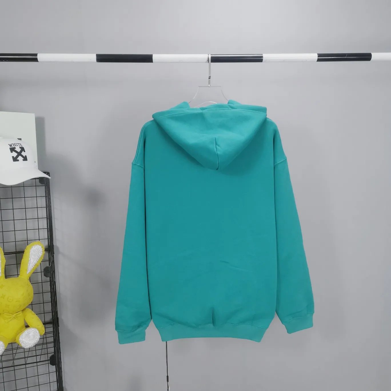 The top tested version of Balenciaga mailbox letter logo pure cotton loose hoodie for men and women in the same style autumn and winter hoodie hooded sweatshirt. A simple basic sweatshirt. A simple sweatshirt that you can fall in love with at first sight. The Blcg mailbox logo on the chest is simple and beautiful. It is operated by an imported elliptical machine, with no burrs and neat alignment! The fabric is made of 480g pure cotton fabric, which is different from the low-end version. The color is also super beautiful. You must get this one! ! ! ! !  Color: black, white, fog blue, khaki, lake green Size: XS-L P:450