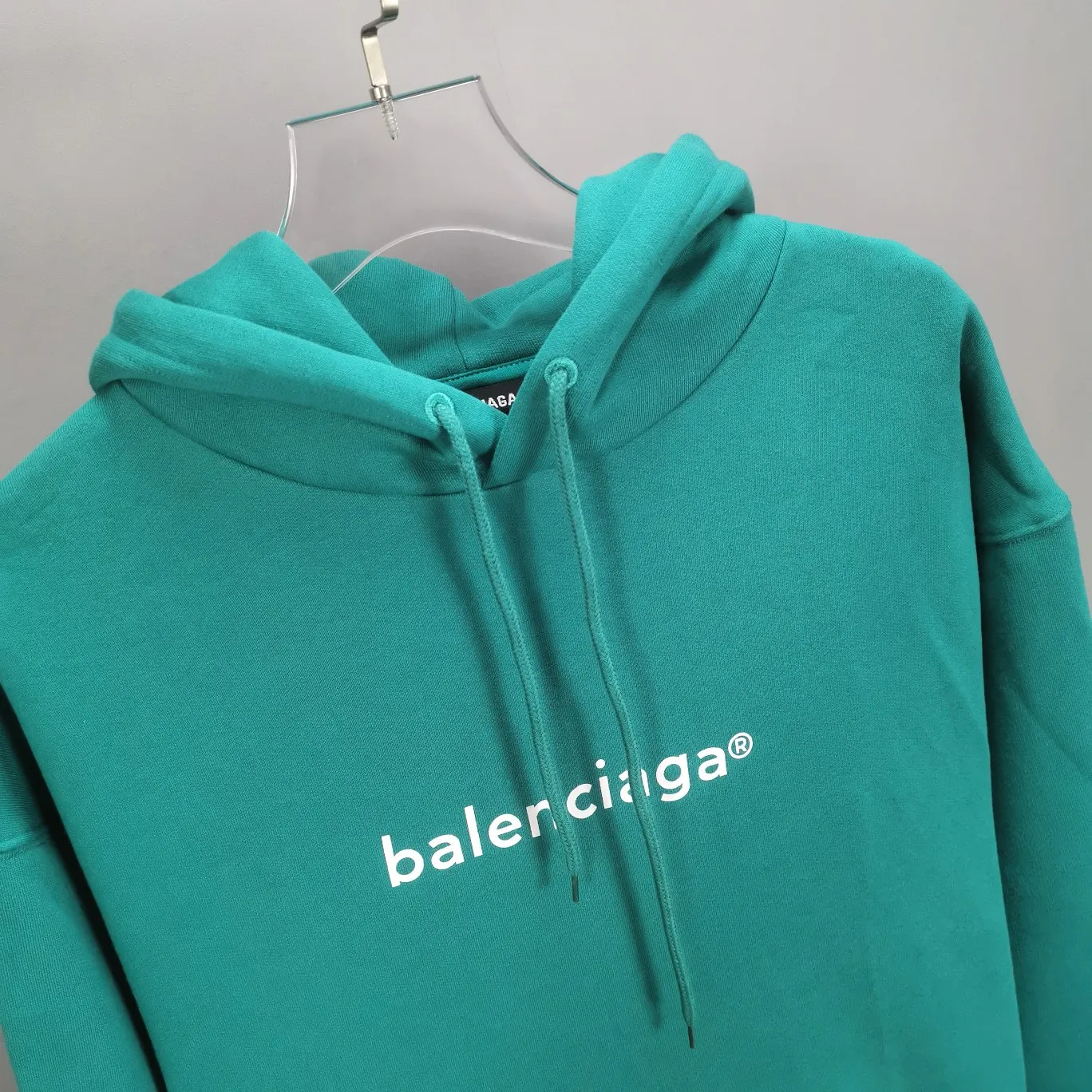 The top tested version of Balenciaga mailbox letter logo pure cotton loose hoodie for men and women in the same style autumn and winter hoodie hooded sweatshirt. A simple basic sweatshirt. A simple sweatshirt that you can fall in love with at first sight. The Blcg mailbox logo on the chest is simple and beautiful. It is operated by an imported elliptical machine, with no burrs and neat alignment! The fabric is made of 480g pure cotton fabric, which is different from the low-end version. The color is also super beautiful. You must get this one! ! ! ! !  Color: black, white, fog blue, khaki, lake green Size: XS-L P:450
