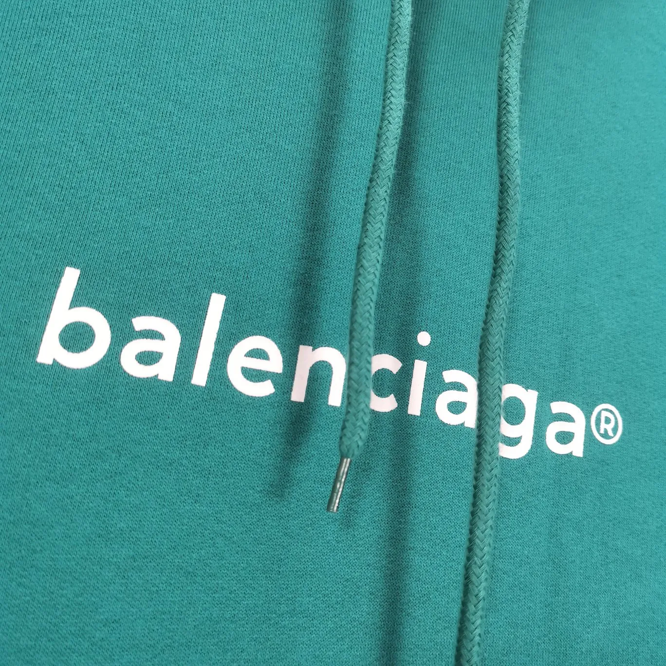 The top tested version of Balenciaga mailbox letter logo pure cotton loose hoodie for men and women in the same style autumn and winter hoodie hooded sweatshirt. A simple basic sweatshirt. A simple sweatshirt that you can fall in love with at first sight. The Blcg mailbox logo on the chest is simple and beautiful. It is operated by an imported elliptical machine, with no burrs and neat alignment! The fabric is made of 480g pure cotton fabric, which is different from the low-end version. The color is also super beautiful. You must get this one! ! ! ! !  Color: black, white, fog blue, khaki, lake green Size: XS-L P:450