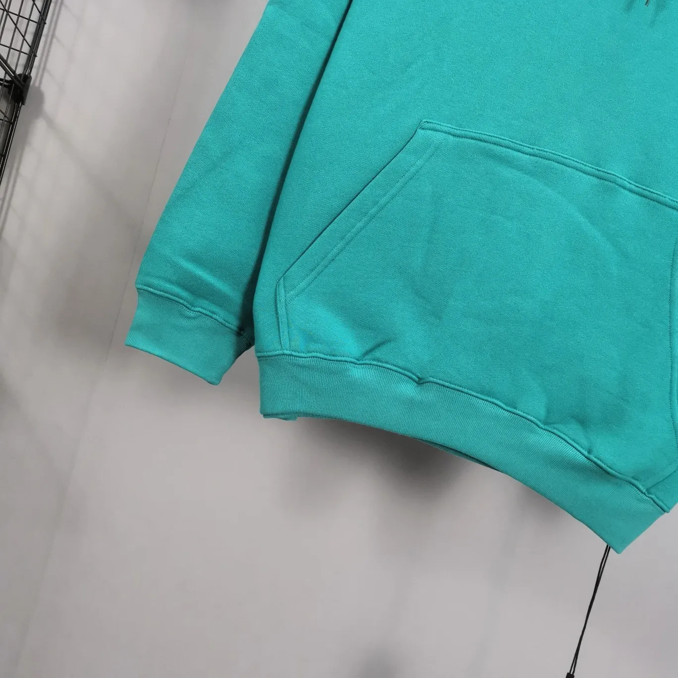 The top tested version of Balenciaga mailbox letter logo pure cotton loose hoodie for men and women in the same style autumn and winter hoodie hooded sweatshirt. A simple basic sweatshirt. A simple sweatshirt that you can fall in love with at first sight. The Blcg mailbox logo on the chest is simple and beautiful. It is operated by an imported elliptical machine, with no burrs and neat alignment! The fabric is made of 480g pure cotton fabric, which is different from the low-end version. The color is also super beautiful. You must get this one! ! ! ! !  Color: black, white, fog blue, khaki, lake green Size: XS-L P:450