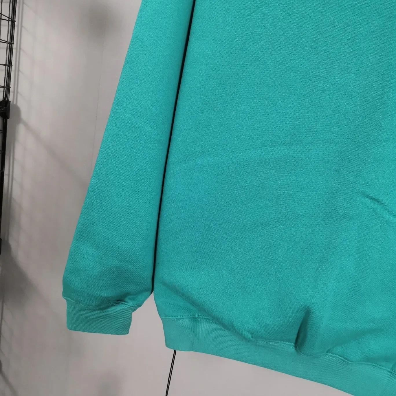 The top tested version of Balenciaga mailbox letter logo pure cotton loose hoodie for men and women in the same style autumn and winter hoodie hooded sweatshirt. A simple basic sweatshirt. A simple sweatshirt that you can fall in love with at first sight. The Blcg mailbox logo on the chest is simple and beautiful. It is operated by an imported elliptical machine, with no burrs and neat alignment! The fabric is made of 480g pure cotton fabric, which is different from the low-end version. The color is also super beautiful. You must get this one! ! ! ! !  Color: black, white, fog blue, khaki, lake green Size: XS-L P:450