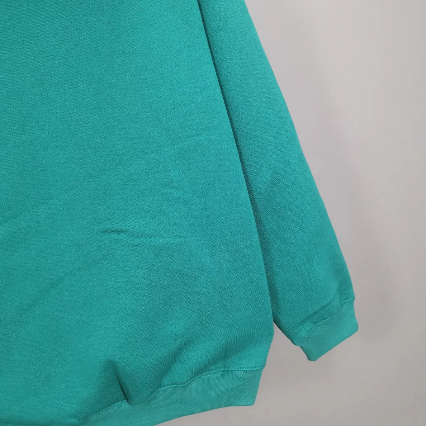 The top tested version of Balenciaga mailbox letter logo pure cotton loose hoodie for men and women in the same style autumn and winter hoodie hooded sweatshirt. A simple basic sweatshirt. A simple sweatshirt that you can fall in love with at first sight. The Blcg mailbox logo on the chest is simple and beautiful. It is operated by an imported elliptical machine, with no burrs and neat alignment! The fabric is made of 480g pure cotton fabric, which is different from the low-end version. The color is also super beautiful. You must get this one! ! ! ! !  Color: black, white, fog blue, khaki, lake green Size: XS-L P:450