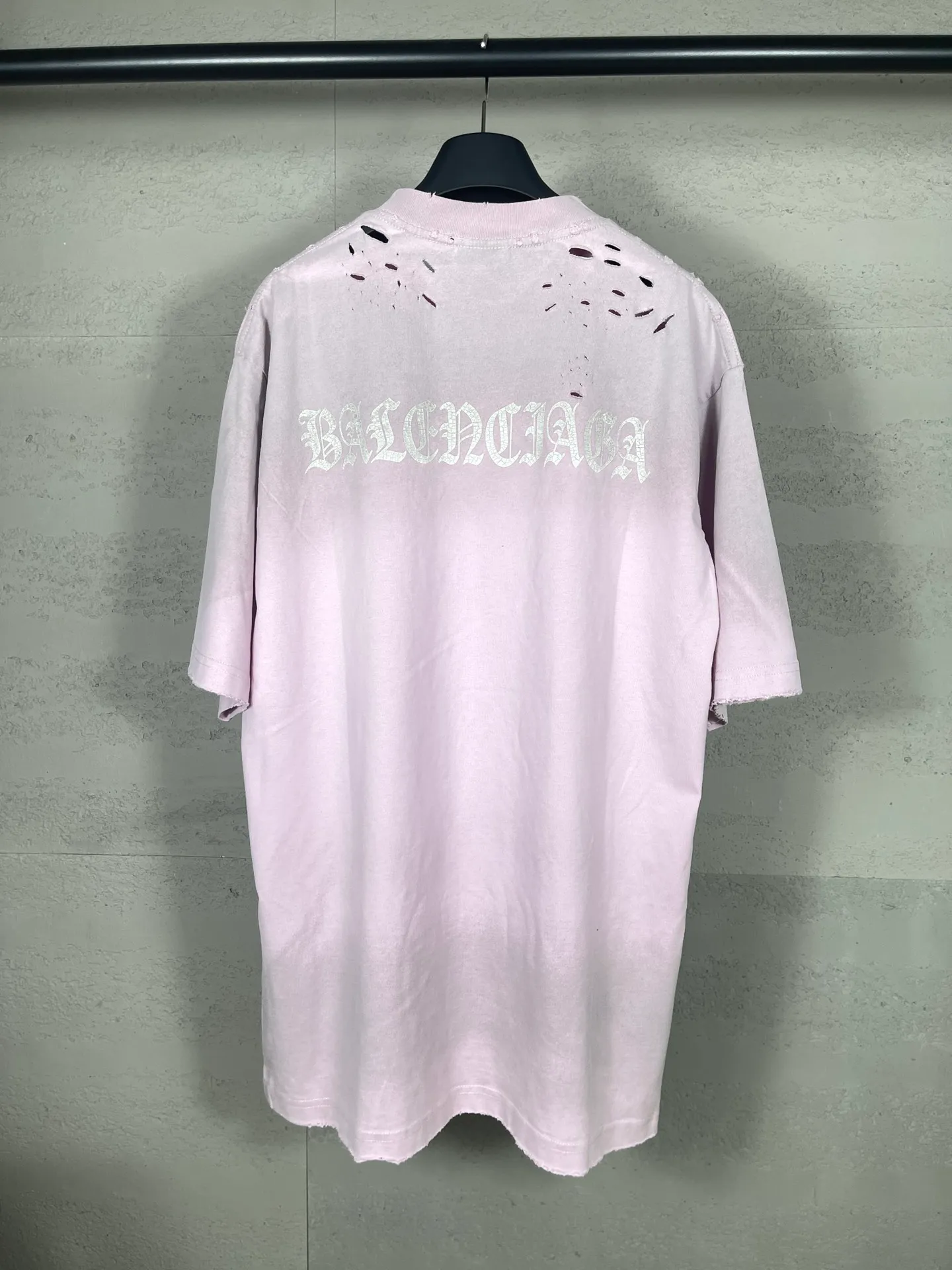 🅿️200 (Pink prices vary) Actual pictures [Top version. Official website quality] BALENCI*GA/Paris. Back LOGO washed and worn series new T-shirt #2024 new style. The reverse stitching design is full of sense. The new LOGO crack printing is used on the back, and the ready-made clothes are washed and worn. Pink garment printing. Notice! ️This original version is made of reverse stitching, worn and washed to make it old. It is the normal practice in Jubie market #2024 spring and summer brick cabinet synchronization. Welcome to compare. The fabric is made of Paris ZP custom-woven and dyed cotton double yarn, with a weight of 260 grams. The cloth surface is clean. The cloth pattern is clear, soft and comfortable. The threads are dyed with no color difference. The classic letter LOGO is printed with imported environmentally friendly glue. The letters are clear and the effect is three-dimensional. Restore the brick cabinet, adopt OS loose shoulder style. Same style for men and women. Code: BL223358 Color: black. Pink Size: XS to L