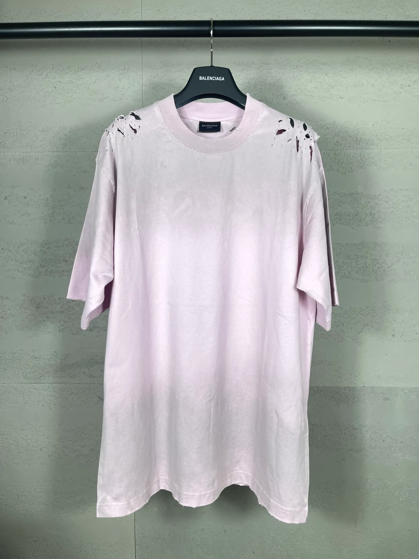 🅿️200 (Pink prices vary) Actual pictures [Top version. Official website quality] BALENCI*GA/Paris. Back LOGO washed and worn series new T-shirt #2024 new style. The reverse stitching design is full of sense. The new LOGO crack printing is used on the back, and the ready-made clothes are washed and worn. Pink garment printing. Notice! ️This original version is made of reverse stitching, worn and washed to make it old. It is the normal practice in Jubie market #2024 spring and summer brick cabinet synchronization. Welcome to compare. The fabric is made of Paris ZP custom-woven and dyed cotton double yarn, with a weight of 260 grams. The cloth surface is clean. The cloth pattern is clear, soft and comfortable. The threads are dyed with no color difference. The classic letter LOGO is printed with imported environmentally friendly glue. The letters are clear and the effect is three-dimensional. Restore the brick cabinet, adopt OS loose shoulder style. Same style for men and women. Code: BL223358 Color: black. Pink Size: XS to L