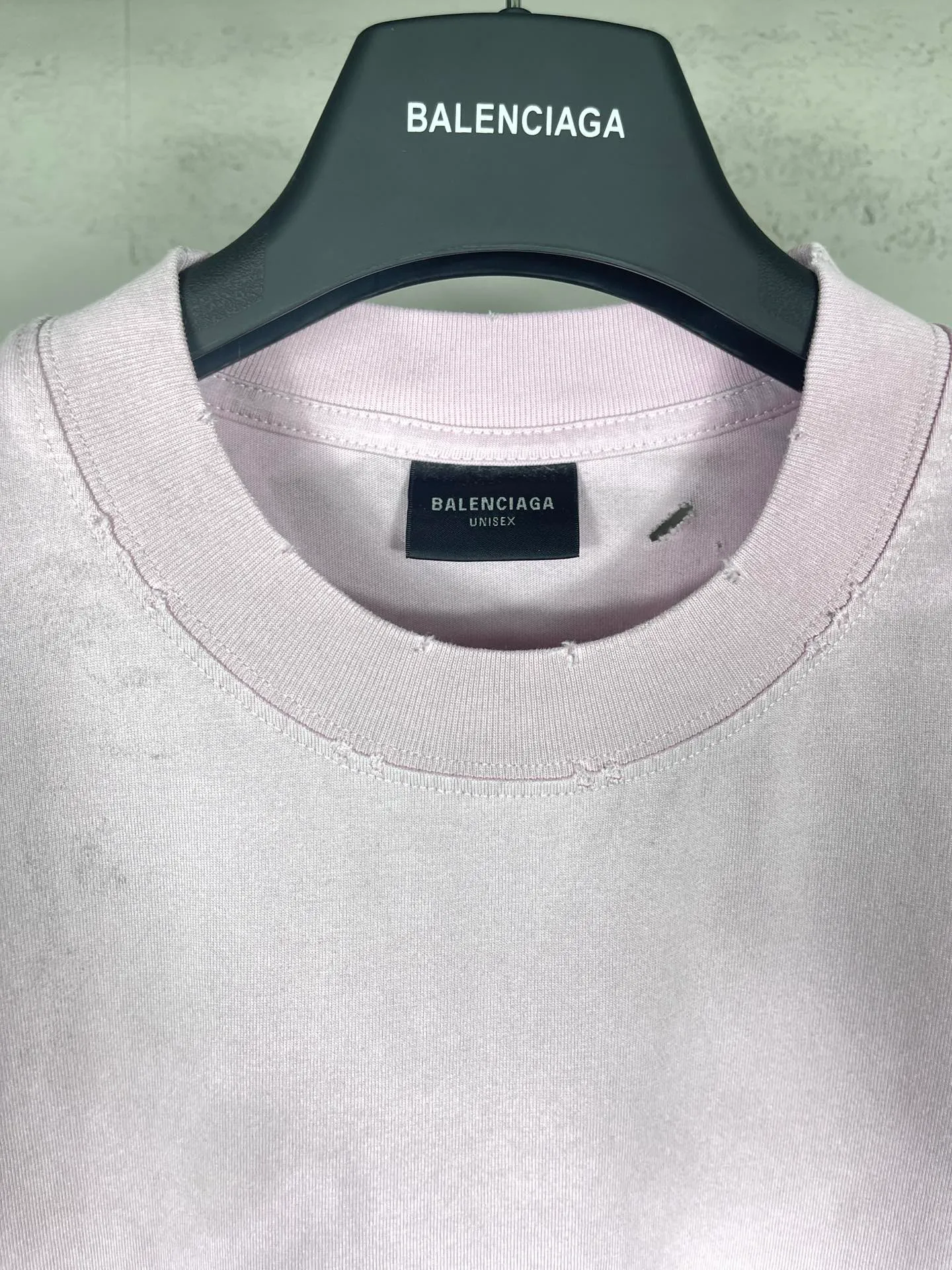 🅿️200 (Pink prices vary) Actual pictures [Top version. Official website quality] BALENCI*GA/Paris. Back LOGO washed and worn series new T-shirt #2024 new style. The reverse stitching design is full of sense. The new LOGO crack printing is used on the back, and the ready-made clothes are washed and worn. Pink garment printing. Notice! ️This original version is made of reverse stitching, worn and washed to make it old. It is the normal practice in Jubie market #2024 spring and summer brick cabinet synchronization. Welcome to compare. The fabric is made of Paris ZP custom-woven and dyed cotton double yarn, with a weight of 260 grams. The cloth surface is clean. The cloth pattern is clear, soft and comfortable. The threads are dyed with no color difference. The classic letter LOGO is printed with imported environmentally friendly glue. The letters are clear and the effect is three-dimensional. Restore the brick cabinet, adopt OS loose shoulder style. Same style for men and women. Code: BL223358 Color: black. Pink Size: XS to L