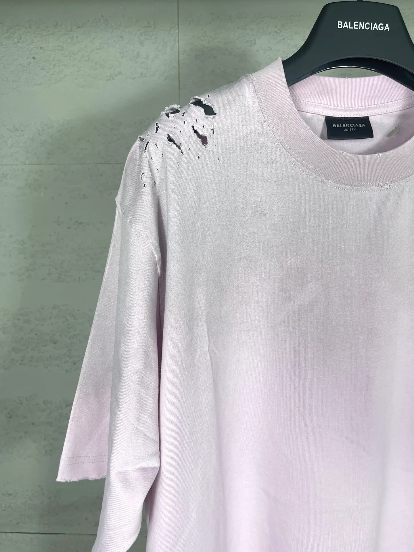 🅿️200 (Pink prices vary) Actual pictures [Top version. Official website quality] BALENCI*GA/Paris. Back LOGO washed and worn series new T-shirt #2024 new style. The reverse stitching design is full of sense. The new LOGO crack printing is used on the back, and the ready-made clothes are washed and worn. Pink garment printing. Notice! ️This original version is made of reverse stitching, worn and washed to make it old. It is the normal practice in Jubie market #2024 spring and summer brick cabinet synchronization. Welcome to compare. The fabric is made of Paris ZP custom-woven and dyed cotton double yarn, with a weight of 260 grams. The cloth surface is clean. The cloth pattern is clear, soft and comfortable. The threads are dyed with no color difference. The classic letter LOGO is printed with imported environmentally friendly glue. The letters are clear and the effect is three-dimensional. Restore the brick cabinet, adopt OS loose shoulder style. Same style for men and women. Code: BL223358 Color: black. Pink Size: XS to L