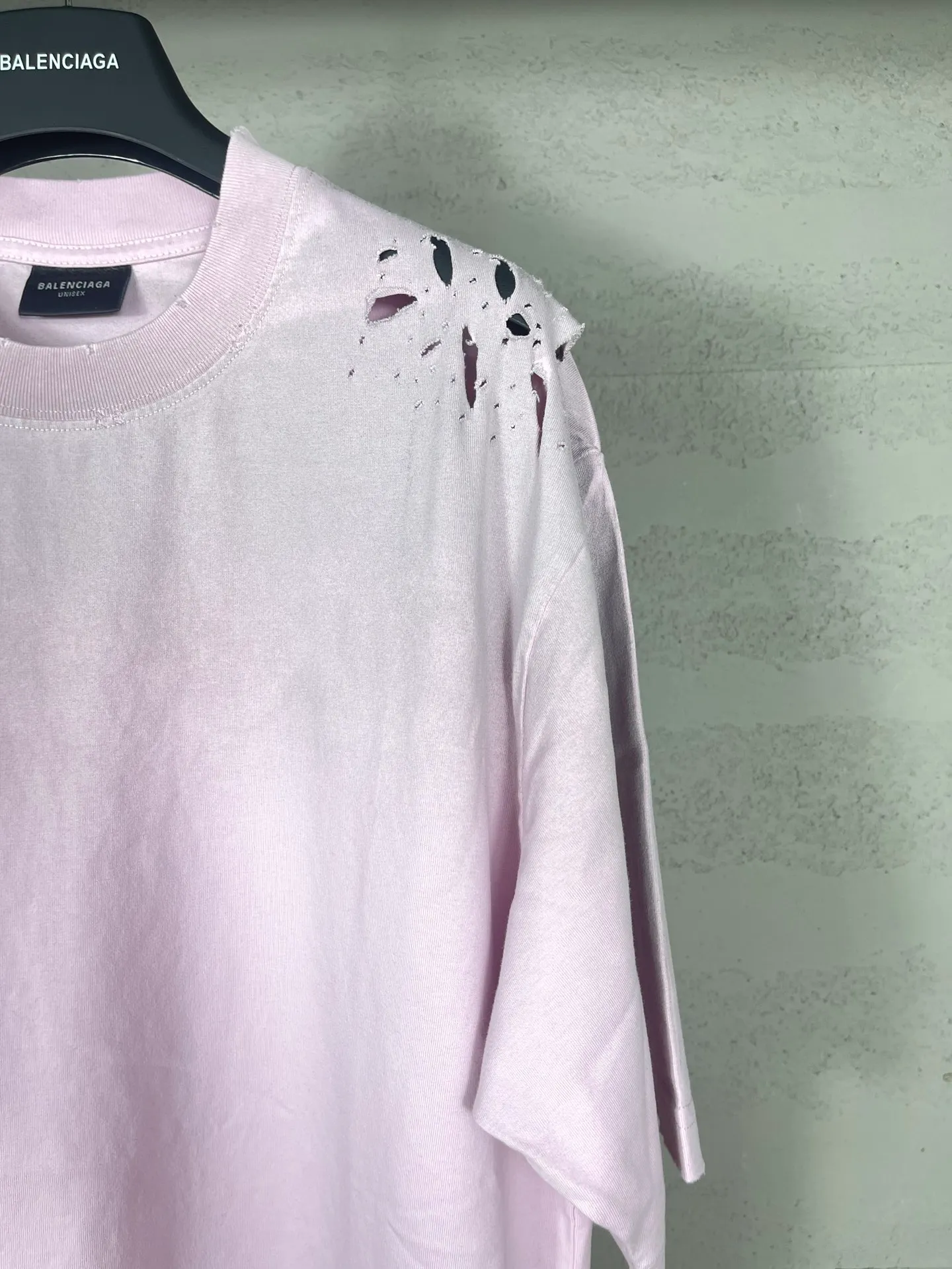 🅿️200 (Pink prices vary) Actual pictures [Top version. Official website quality] BALENCI*GA/Paris. Back LOGO washed and worn series new T-shirt #2024 new style. The reverse stitching design is full of sense. The new LOGO crack printing is used on the back, and the ready-made clothes are washed and worn. Pink garment printing. Notice! ️This original version is made of reverse stitching, worn and washed to make it old. It is the normal practice in Jubie market #2024 spring and summer brick cabinet synchronization. Welcome to compare. The fabric is made of Paris ZP custom-woven and dyed cotton double yarn, with a weight of 260 grams. The cloth surface is clean. The cloth pattern is clear, soft and comfortable. The threads are dyed with no color difference. The classic letter LOGO is printed with imported environmentally friendly glue. The letters are clear and the effect is three-dimensional. Restore the brick cabinet, adopt OS loose shoulder style. Same style for men and women. Code: BL223358 Color: black. Pink Size: XS to L