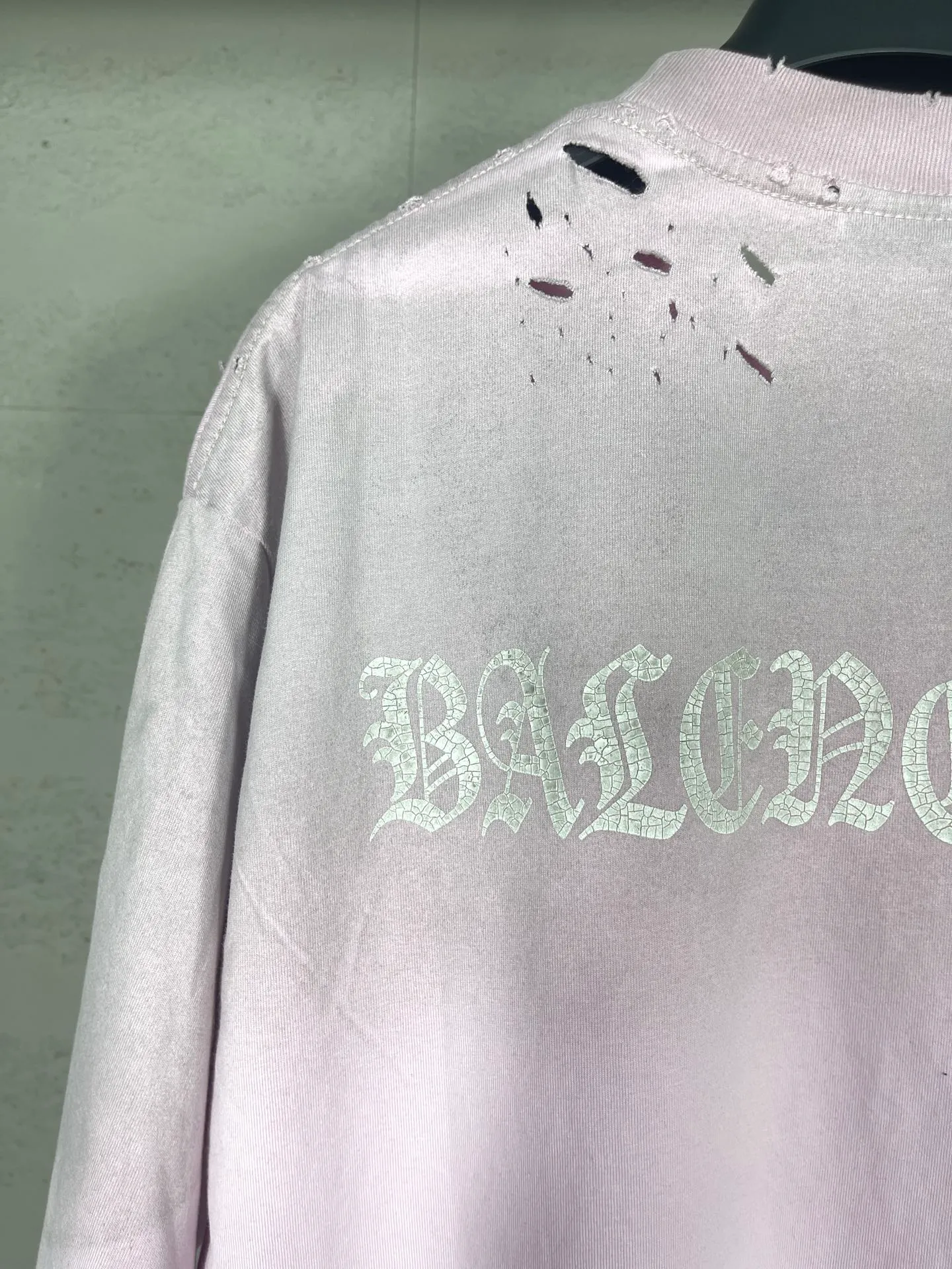 🅿️200 (Pink prices vary) Actual pictures [Top version. Official website quality] BALENCI*GA/Paris. Back LOGO washed and worn series new T-shirt #2024 new style. The reverse stitching design is full of sense. The new LOGO crack printing is used on the back, and the ready-made clothes are washed and worn. Pink garment printing. Notice! ️This original version is made of reverse stitching, worn and washed to make it old. It is the normal practice in Jubie market #2024 spring and summer brick cabinet synchronization. Welcome to compare. The fabric is made of Paris ZP custom-woven and dyed cotton double yarn, with a weight of 260 grams. The cloth surface is clean. The cloth pattern is clear, soft and comfortable. The threads are dyed with no color difference. The classic letter LOGO is printed with imported environmentally friendly glue. The letters are clear and the effect is three-dimensional. Restore the brick cabinet, adopt OS loose shoulder style. Same style for men and women. Code: BL223358 Color: black. Pink Size: XS to L