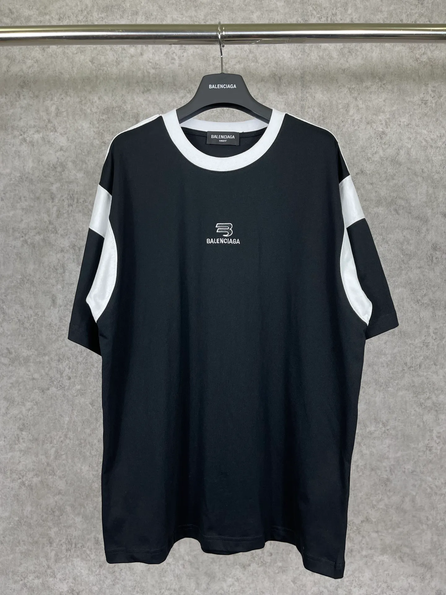 🅿️196 Actual pictures [Top version. Official website quality] BALENCI*GA/Paris #Classic LOGO chest embroidered splicing short-sleeved T-shirt# The fabric is made of Paris ZP custom-woven and dyed cotton double yarn. Weighing 260 grams, the cloth surface is clean. The cloth pattern is clear, soft and comfortable. The threads are dyed with no color difference. The classic pattern embroidery uses imported Tajima embroidery machines, and the letters are three-dimensional and neat. The half-sleeves are multi-piece spliced, double-needle pressed, and hemmed on the shoulders. The process is complex. Different market currencies, welcome to compare. The version adopts OS loose shoulder design. Same style for men and women. Code: BL223021 Color: Black. Red Size: XS to L