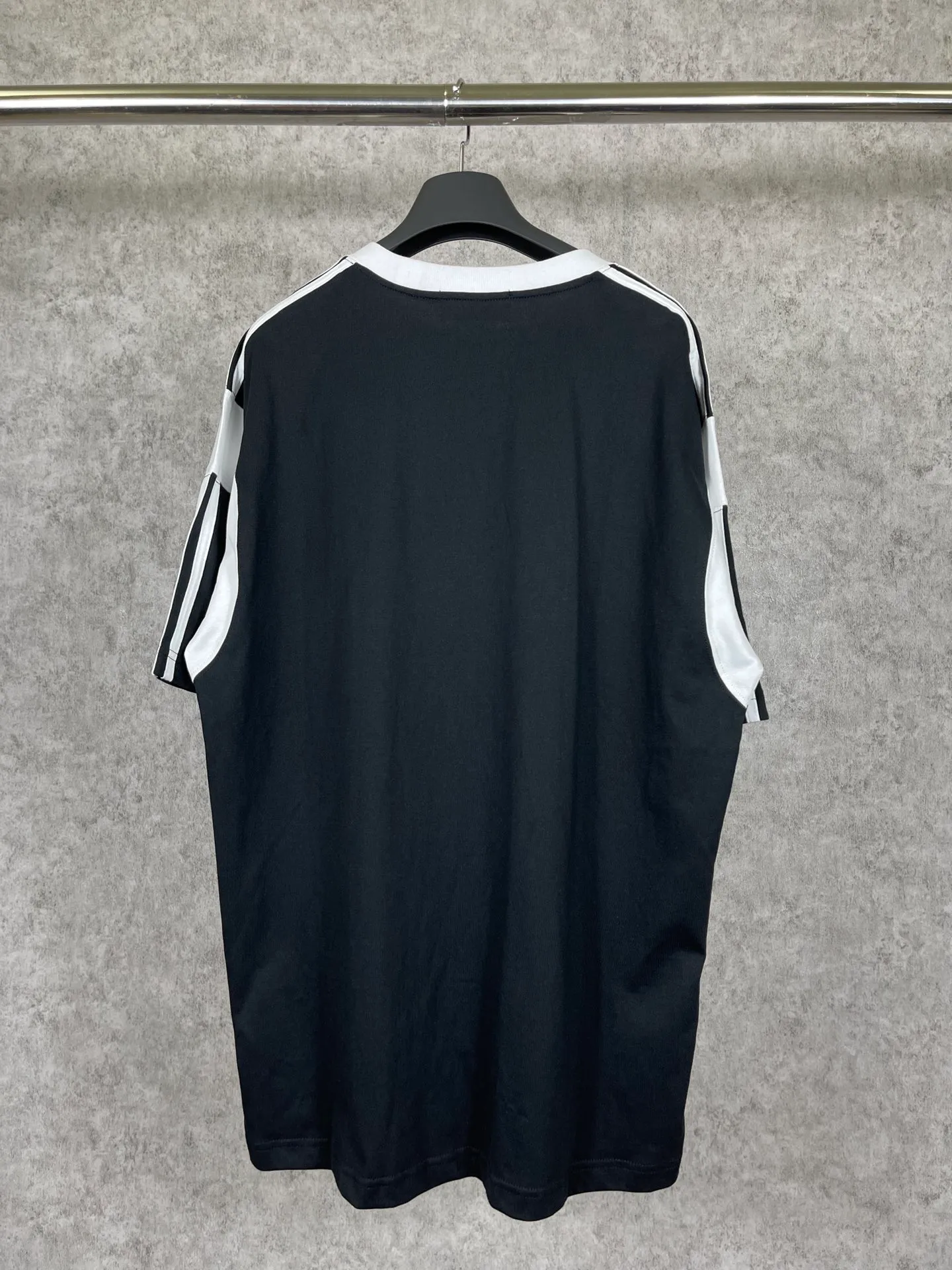 🅿️196 Actual pictures [Top version. Official website quality] BALENCI*GA/Paris #Classic LOGO chest embroidered splicing short-sleeved T-shirt# The fabric is made of Paris ZP custom-woven and dyed cotton double yarn. Weighing 260 grams, the cloth surface is clean. The cloth pattern is clear, soft and comfortable. The threads are dyed with no color difference. The classic pattern embroidery uses imported Tajima embroidery machines, and the letters are three-dimensional and neat. The half-sleeves are multi-piece spliced, double-needle pressed, and hemmed on the shoulders. The process is complex. Different market currencies, welcome to compare. The version adopts OS loose shoulder design. Same style for men and women. Code: BL223021 Color: Black. Red Size: XS to L