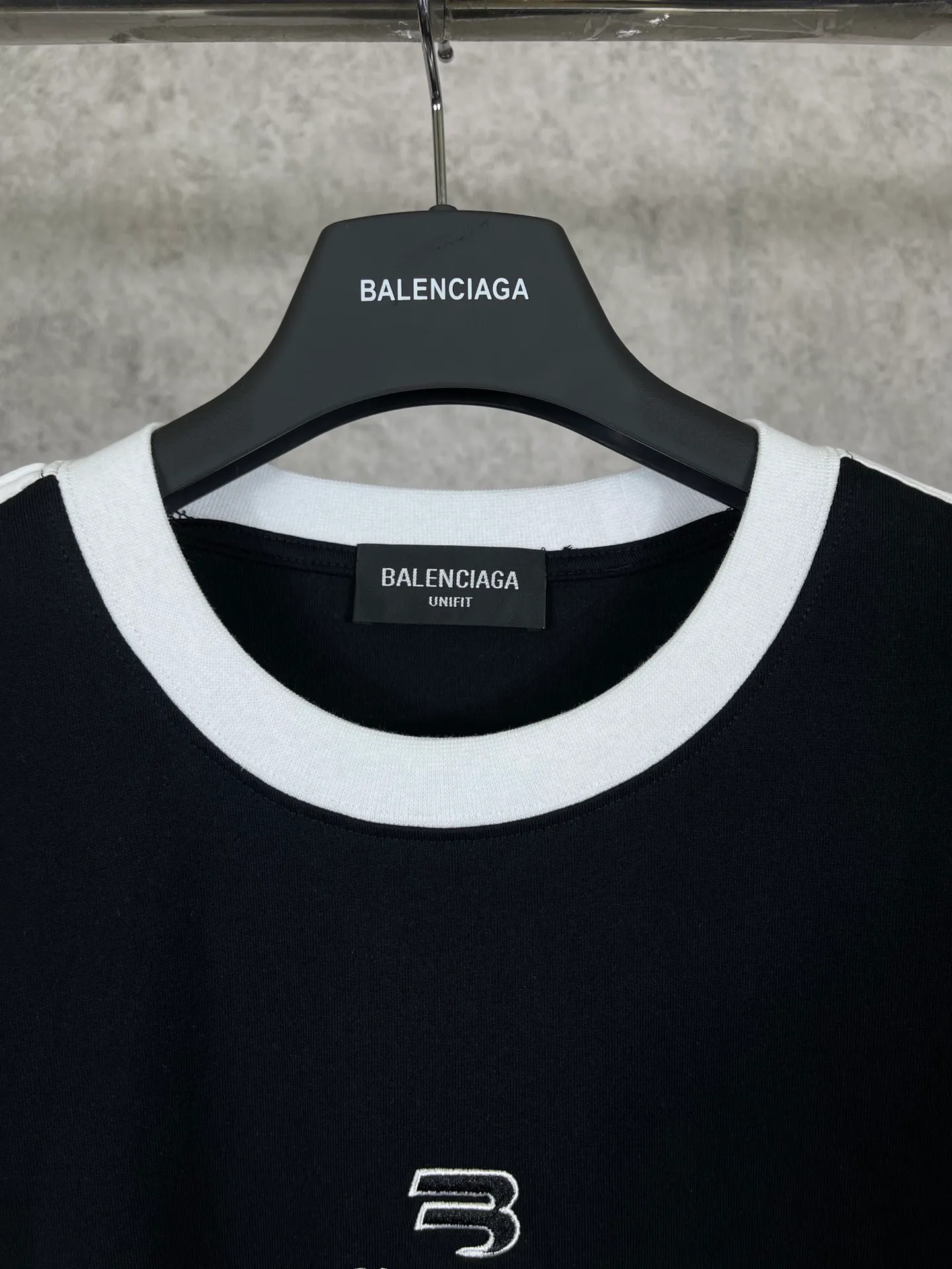 🅿️196 Actual pictures [Top version. Official website quality] BALENCI*GA/Paris #Classic LOGO chest embroidered splicing short-sleeved T-shirt# The fabric is made of Paris ZP custom-woven and dyed cotton double yarn. Weighing 260 grams, the cloth surface is clean. The cloth pattern is clear, soft and comfortable. The threads are dyed with no color difference. The classic pattern embroidery uses imported Tajima embroidery machines, and the letters are three-dimensional and neat. The half-sleeves are multi-piece spliced, double-needle pressed, and hemmed on the shoulders. The process is complex. Different market currencies, welcome to compare. The version adopts OS loose shoulder design. Same style for men and women. Code: BL223021 Color: Black. Red Size: XS to L