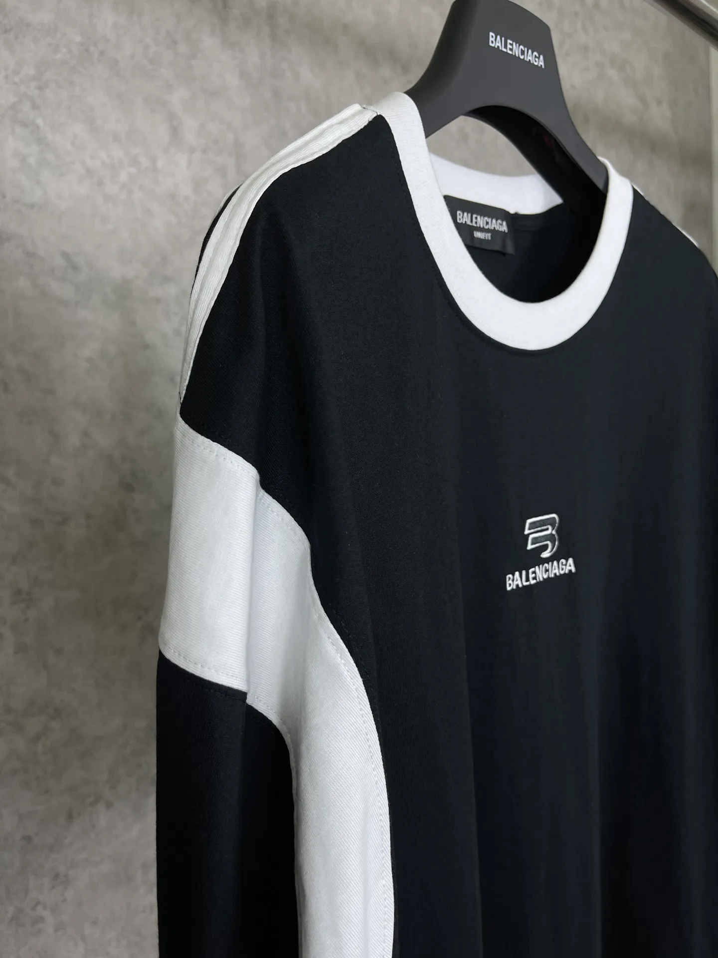 🅿️196 Actual pictures [Top version. Official website quality] BALENCI*GA/Paris #Classic LOGO chest embroidered splicing short-sleeved T-shirt# The fabric is made of Paris ZP custom-woven and dyed cotton double yarn. Weighing 260 grams, the cloth surface is clean. The cloth pattern is clear, soft and comfortable. The threads are dyed with no color difference. The classic pattern embroidery uses imported Tajima embroidery machines, and the letters are three-dimensional and neat. The half-sleeves are multi-piece spliced, double-needle pressed, and hemmed on the shoulders. The process is complex. Different market currencies, welcome to compare. The version adopts OS loose shoulder design. Same style for men and women. Code: BL223021 Color: Black. Red Size: XS to L