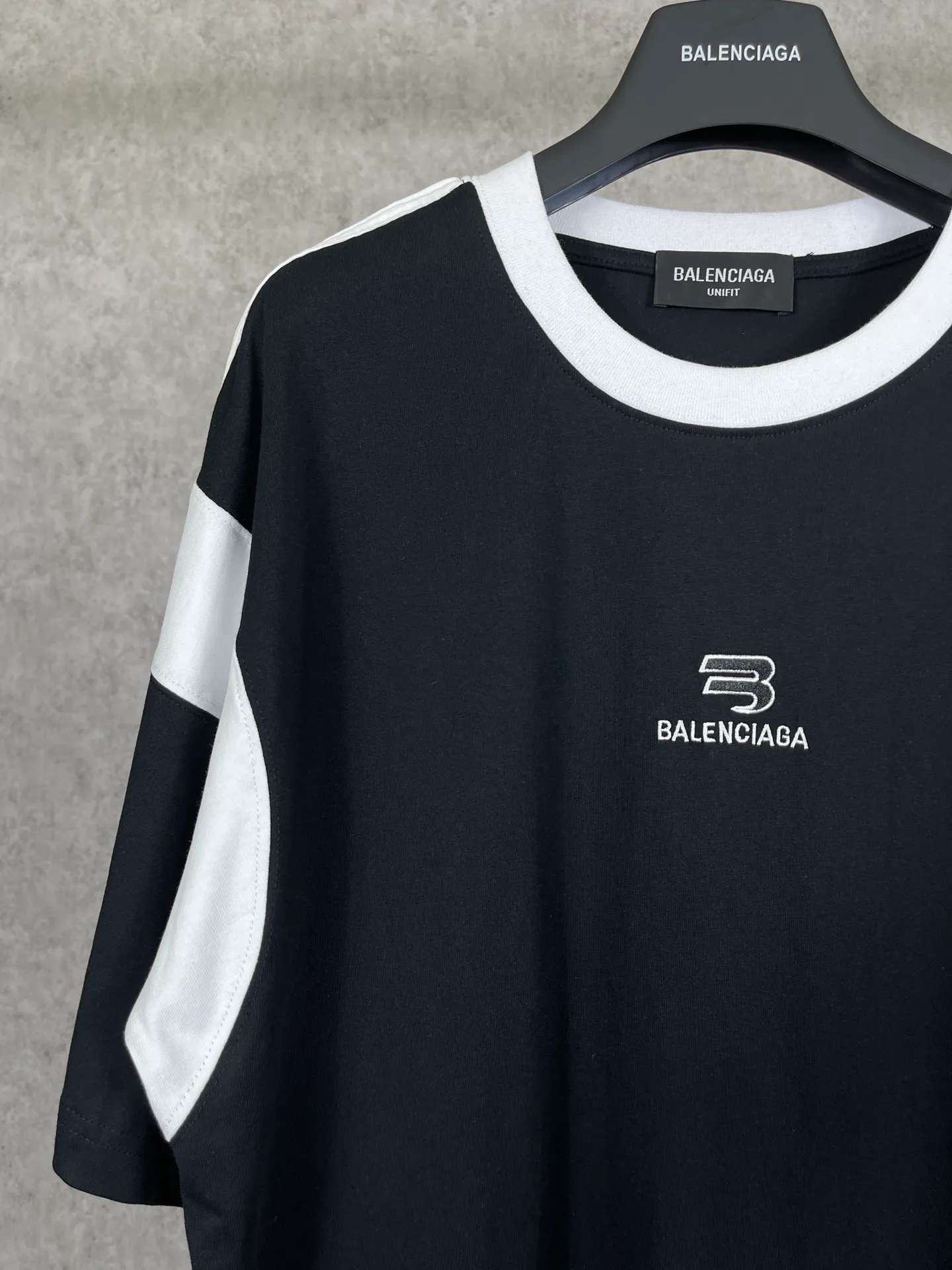 🅿️196 Actual pictures [Top version. Official website quality] BALENCI*GA/Paris #Classic LOGO chest embroidered splicing short-sleeved T-shirt# The fabric is made of Paris ZP custom-woven and dyed cotton double yarn. Weighing 260 grams, the cloth surface is clean. The cloth pattern is clear, soft and comfortable. The threads are dyed with no color difference. The classic pattern embroidery uses imported Tajima embroidery machines, and the letters are three-dimensional and neat. The half-sleeves are multi-piece spliced, double-needle pressed, and hemmed on the shoulders. The process is complex. Different market currencies, welcome to compare. The version adopts OS loose shoulder design. Same style for men and women. Code: BL223021 Color: Black. Red Size: XS to L