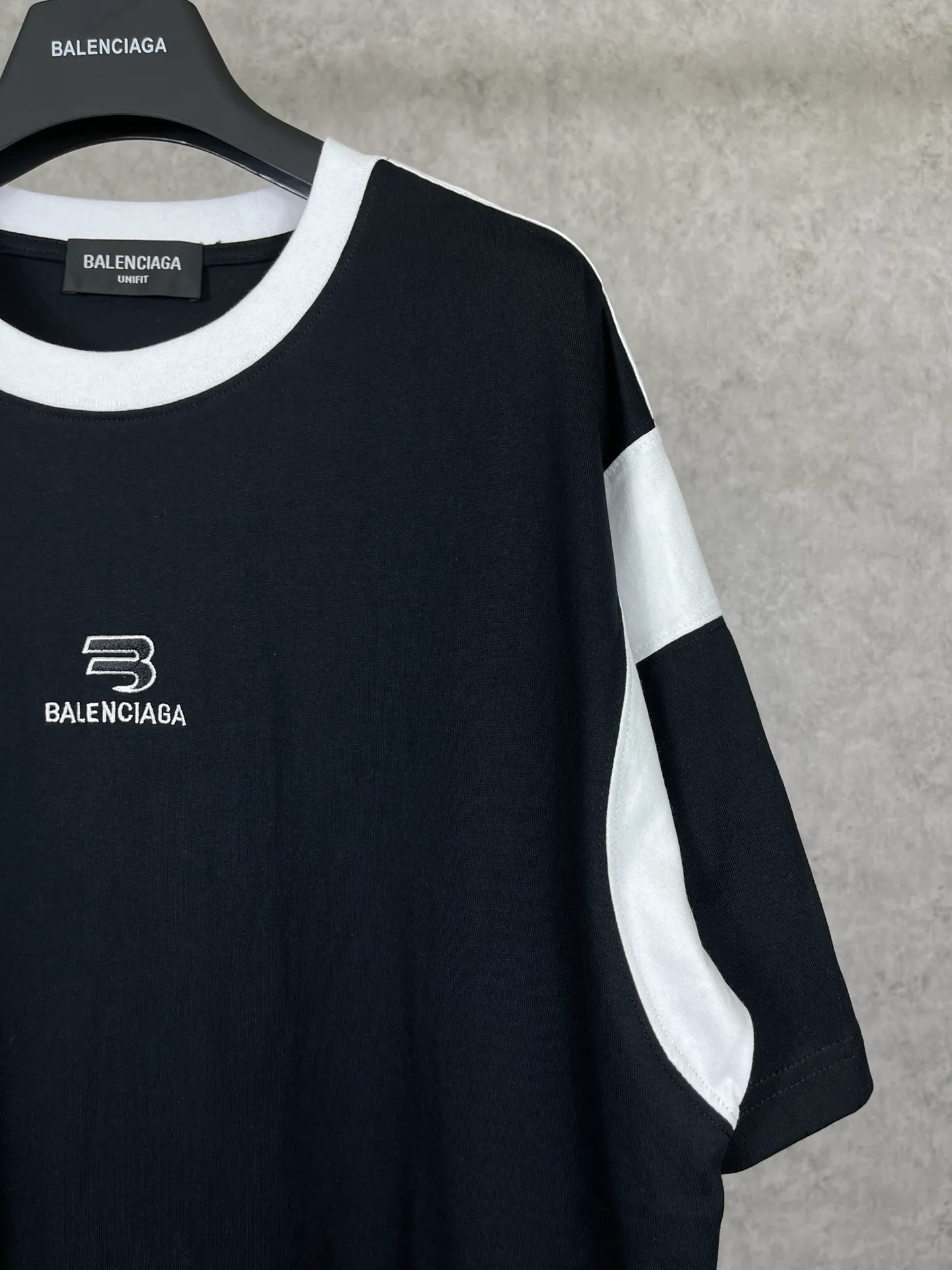 🅿️196 Actual pictures [Top version. Official website quality] BALENCI*GA/Paris #Classic LOGO chest embroidered splicing short-sleeved T-shirt# The fabric is made of Paris ZP custom-woven and dyed cotton double yarn. Weighing 260 grams, the cloth surface is clean. The cloth pattern is clear, soft and comfortable. The threads are dyed with no color difference. The classic pattern embroidery uses imported Tajima embroidery machines, and the letters are three-dimensional and neat. The half-sleeves are multi-piece spliced, double-needle pressed, and hemmed on the shoulders. The process is complex. Different market currencies, welcome to compare. The version adopts OS loose shoulder design. Same style for men and women. Code: BL223021 Color: Black. Red Size: XS to L