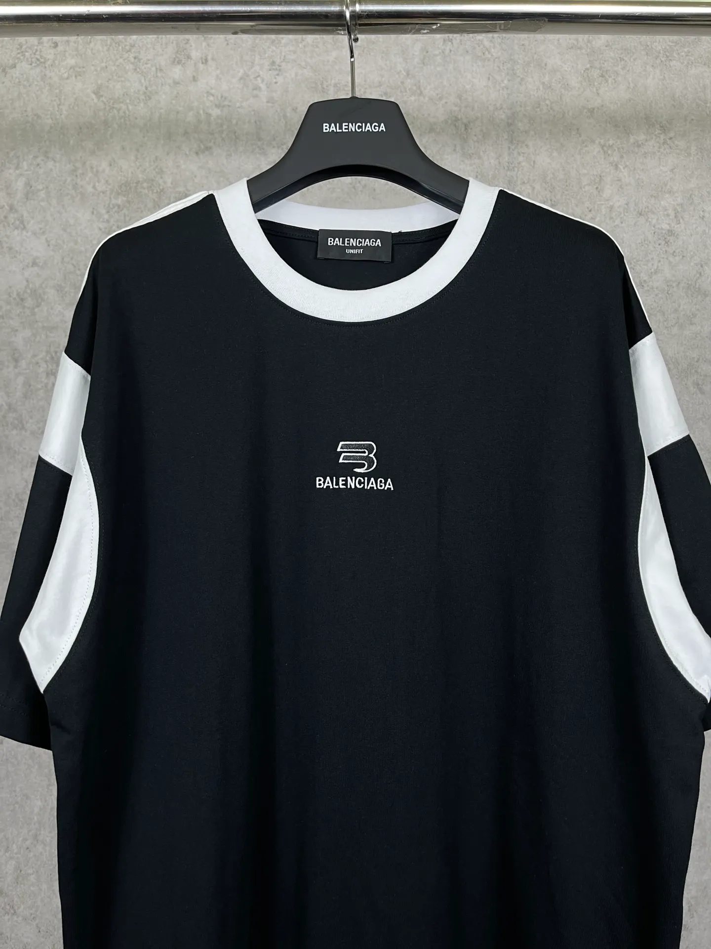 🅿️196 Actual pictures [Top version. Official website quality] BALENCI*GA/Paris #Classic LOGO chest embroidered splicing short-sleeved T-shirt# The fabric is made of Paris ZP custom-woven and dyed cotton double yarn. Weighing 260 grams, the cloth surface is clean. The cloth pattern is clear, soft and comfortable. The threads are dyed with no color difference. The classic pattern embroidery uses imported Tajima embroidery machines, and the letters are three-dimensional and neat. The half-sleeves are multi-piece spliced, double-needle pressed, and hemmed on the shoulders. The process is complex. Different market currencies, welcome to compare. The version adopts OS loose shoulder design. Same style for men and women. Code: BL223021 Color: Black. Red Size: XS to L