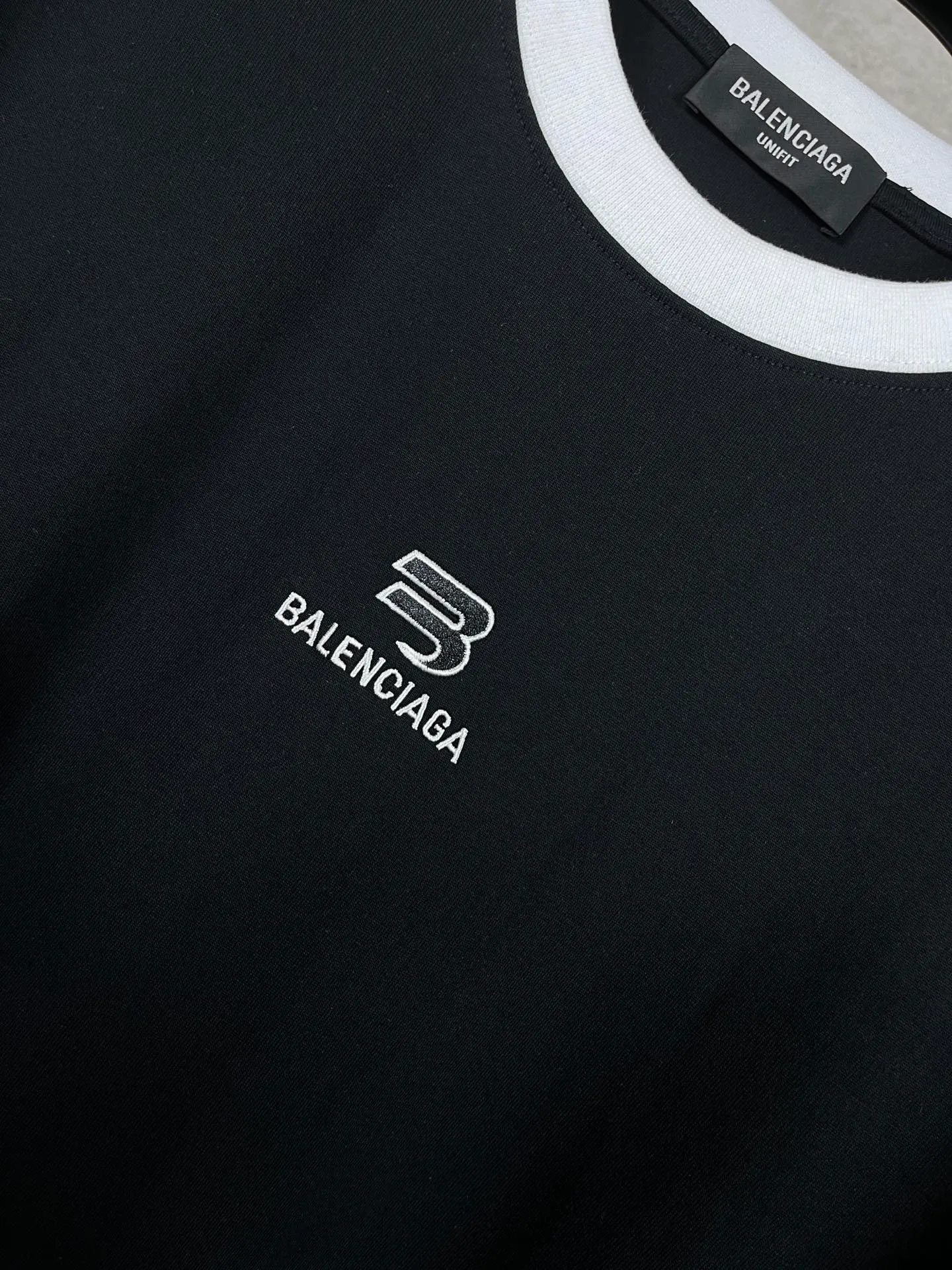 🅿️196 Actual pictures [Top version. Official website quality] BALENCI*GA/Paris #Classic LOGO chest embroidered splicing short-sleeved T-shirt# The fabric is made of Paris ZP custom-woven and dyed cotton double yarn. Weighing 260 grams, the cloth surface is clean. The cloth pattern is clear, soft and comfortable. The threads are dyed with no color difference. The classic pattern embroidery uses imported Tajima embroidery machines, and the letters are three-dimensional and neat. The half-sleeves are multi-piece spliced, double-needle pressed, and hemmed on the shoulders. The process is complex. Different market currencies, welcome to compare. The version adopts OS loose shoulder design. Same style for men and women. Code: BL223021 Color: Black. Red Size: XS to L