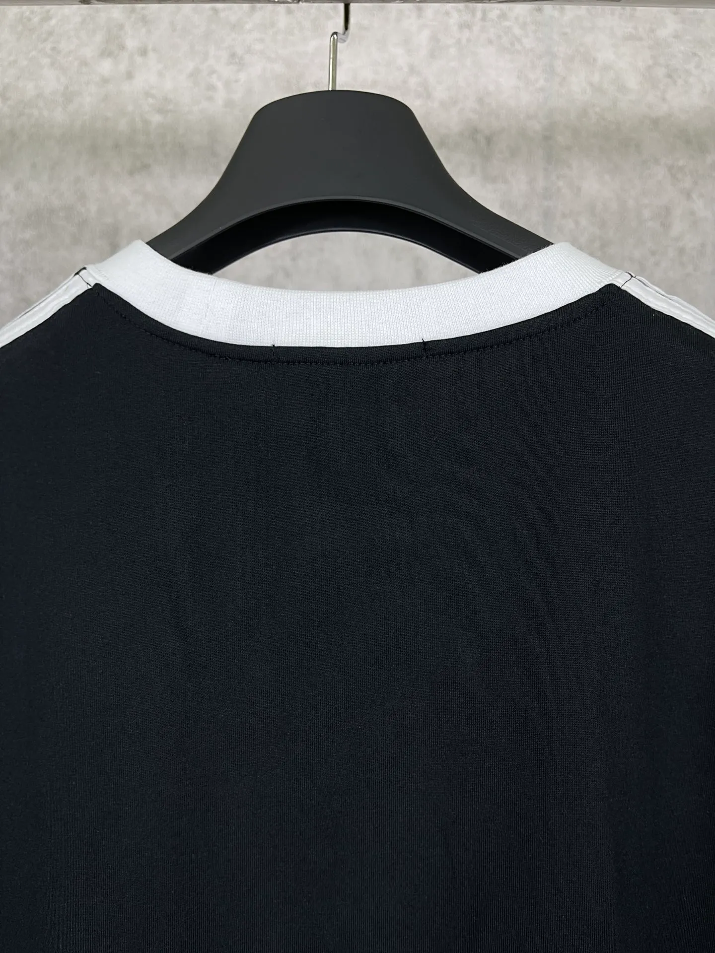 🅿️196 Actual pictures [Top version. Official website quality] BALENCI*GA/Paris #Classic LOGO chest embroidered splicing short-sleeved T-shirt# The fabric is made of Paris ZP custom-woven and dyed cotton double yarn. Weighing 260 grams, the cloth surface is clean. The cloth pattern is clear, soft and comfortable. The threads are dyed with no color difference. The classic pattern embroidery uses imported Tajima embroidery machines, and the letters are three-dimensional and neat. The half-sleeves are multi-piece spliced, double-needle pressed, and hemmed on the shoulders. The process is complex. Different market currencies, welcome to compare. The version adopts OS loose shoulder design. Same style for men and women. Code: BL223021 Color: Black. Red Size: XS to L