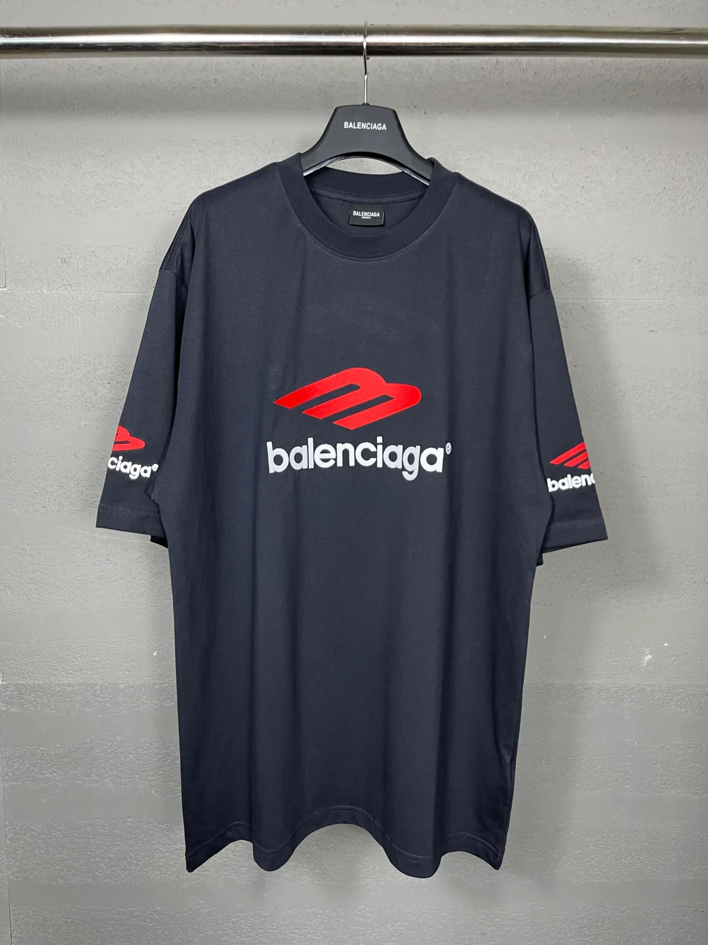 🅿️210 real photos [Top version. Official website quality] BALENCI*GA/Paris BALENCI*GA#2024 latest model, big LOGO icon. Front and back. Embroidered short-sleeved T-shirt on left and right sleeves. Brick cabinet synchronization. Genuine products are developed and developed in the first time. Welcome to compare! The fabric is made of Paris ZP custom-woven and dyed 100% cotton double-yarn compact cotton. The weight is 260 grams. The cloth surface is clean. The cloth pattern is clear. It is soft and comfortable. It has good color fastness and is not easy to change color. The threads are woven and dyed with no color difference. The embroidery is done using imported Tajima embroidery machines. Super 12W needle and thread, three-dimensional effect, clear lines. No burrs and miscellaneous threads, ultra-high craftsmanship embroidery. The version adopts OS loose shoulder design. Same style for men and women. Code: BL223207 Color: Dark blue gray. White Size: XS to L