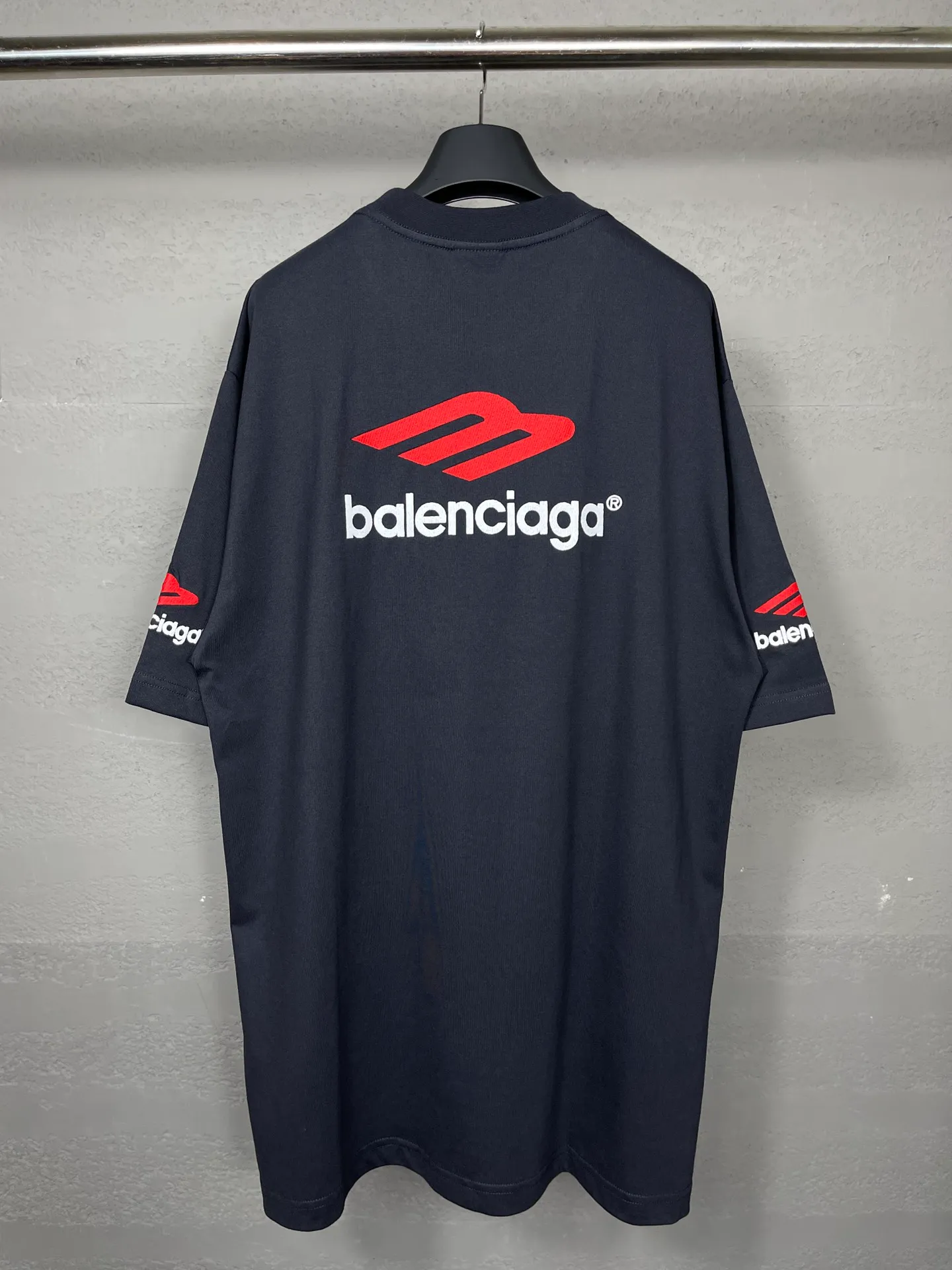 🅿️210 real photos [Top version. Official website quality] BALENCI*GA/Paris BALENCI*GA#2024 latest model, big LOGO icon. Front and back. Embroidered short-sleeved T-shirt on left and right sleeves. Brick cabinet synchronization. Genuine products are developed and developed in the first time. Welcome to compare! The fabric is made of Paris ZP custom-woven and dyed 100% cotton double-yarn compact cotton. The weight is 260 grams. The cloth surface is clean. The cloth pattern is clear. It is soft and comfortable. It has good color fastness and is not easy to change color. The threads are woven and dyed with no color difference. The embroidery is done using imported Tajima embroidery machines. Super 12W needle and thread, three-dimensional effect, clear lines. No burrs and miscellaneous threads, ultra-high craftsmanship embroidery. The version adopts OS loose shoulder design. Same style for men and women. Code: BL223207 Color: Dark blue gray. White Size: XS to L