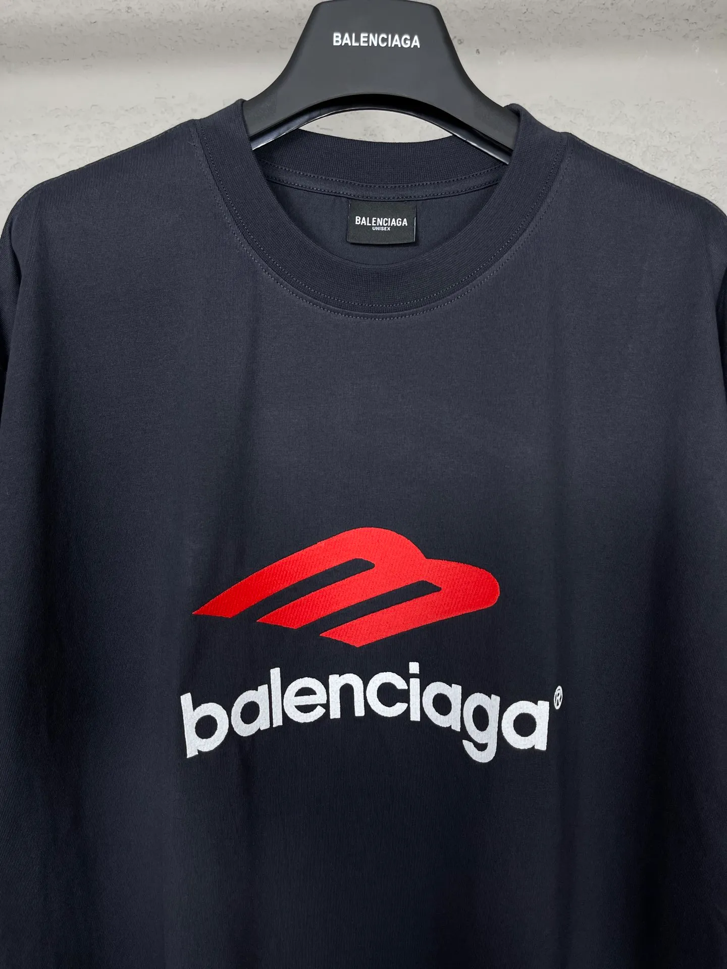 🅿️210 real photos [Top version. Official website quality] BALENCI*GA/Paris BALENCI*GA#2024 latest model, big LOGO icon. Front and back. Embroidered short-sleeved T-shirt on left and right sleeves. Brick cabinet synchronization. Genuine products are developed and developed in the first time. Welcome to compare! The fabric is made of Paris ZP custom-woven and dyed 100% cotton double-yarn compact cotton. The weight is 260 grams. The cloth surface is clean. The cloth pattern is clear. It is soft and comfortable. It has good color fastness and is not easy to change color. The threads are woven and dyed with no color difference. The embroidery is done using imported Tajima embroidery machines. Super 12W needle and thread, three-dimensional effect, clear lines. No burrs and miscellaneous threads, ultra-high craftsmanship embroidery. The version adopts OS loose shoulder design. Same style for men and women. Code: BL223207 Color: Dark blue gray. White Size: XS to L
