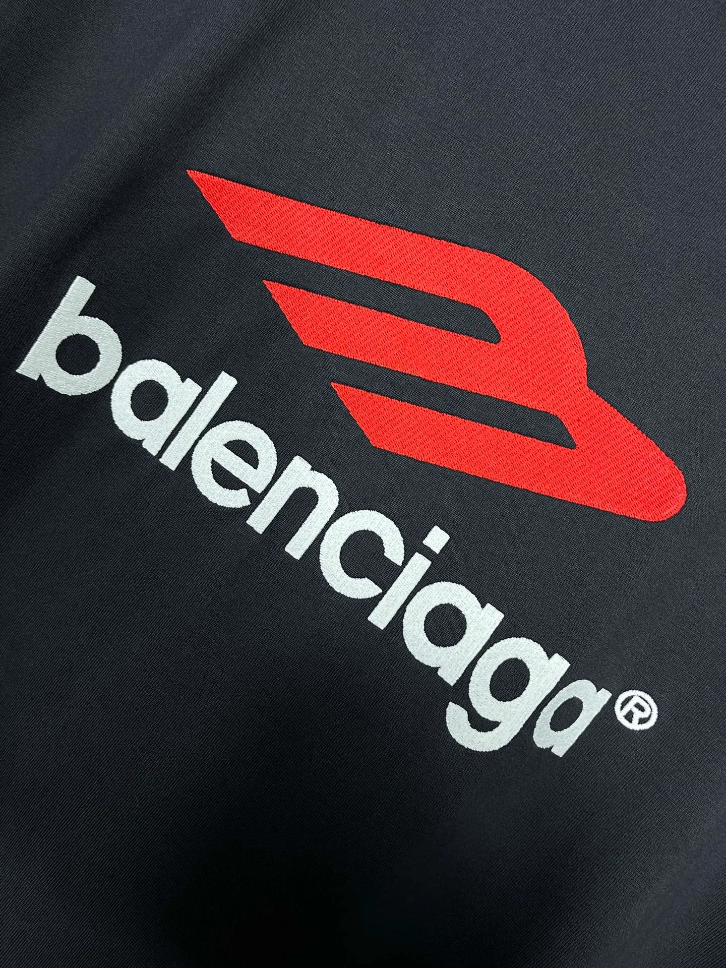 🅿️210 real photos [Top version. Official website quality] BALENCI*GA/Paris BALENCI*GA#2024 latest model, big LOGO icon. Front and back. Embroidered short-sleeved T-shirt on left and right sleeves. Brick cabinet synchronization. Genuine products are developed and developed in the first time. Welcome to compare! The fabric is made of Paris ZP custom-woven and dyed 100% cotton double-yarn compact cotton. The weight is 260 grams. The cloth surface is clean. The cloth pattern is clear. It is soft and comfortable. It has good color fastness and is not easy to change color. The threads are woven and dyed with no color difference. The embroidery is done using imported Tajima embroidery machines. Super 12W needle and thread, three-dimensional effect, clear lines. No burrs and miscellaneous threads, ultra-high craftsmanship embroidery. The version adopts OS loose shoulder design. Same style for men and women. Code: BL223207 Color: Dark blue gray. White Size: XS to L