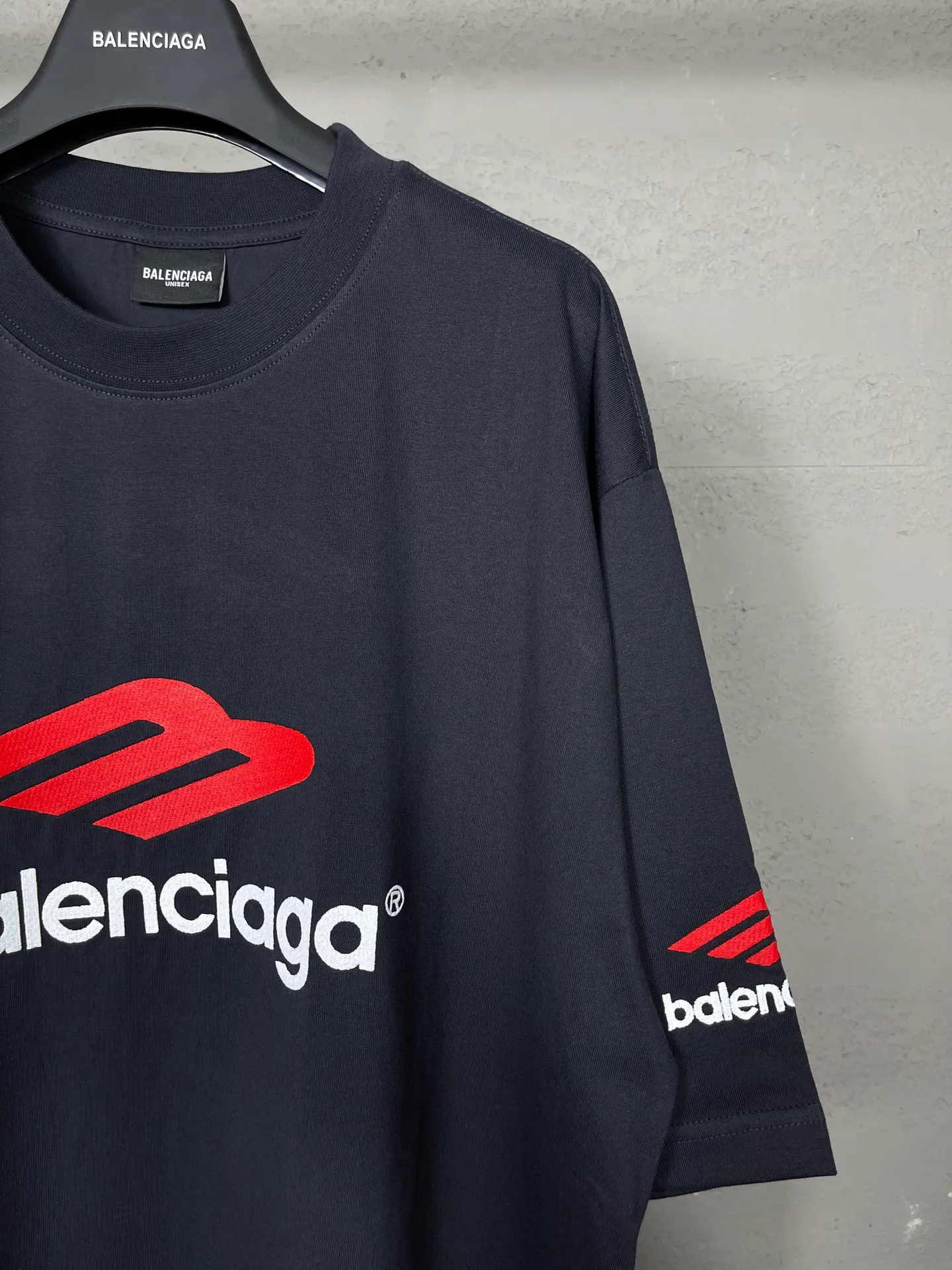🅿️210 real photos [Top version. Official website quality] BALENCI*GA/Paris BALENCI*GA#2024 latest model, big LOGO icon. Front and back. Embroidered short-sleeved T-shirt on left and right sleeves. Brick cabinet synchronization. Genuine products are developed and developed in the first time. Welcome to compare! The fabric is made of Paris ZP custom-woven and dyed 100% cotton double-yarn compact cotton. The weight is 260 grams. The cloth surface is clean. The cloth pattern is clear. It is soft and comfortable. It has good color fastness and is not easy to change color. The threads are woven and dyed with no color difference. The embroidery is done using imported Tajima embroidery machines. Super 12W needle and thread, three-dimensional effect, clear lines. No burrs and miscellaneous threads, ultra-high craftsmanship embroidery. The version adopts OS loose shoulder design. Same style for men and women. Code: BL223207 Color: Dark blue gray. White Size: XS to L