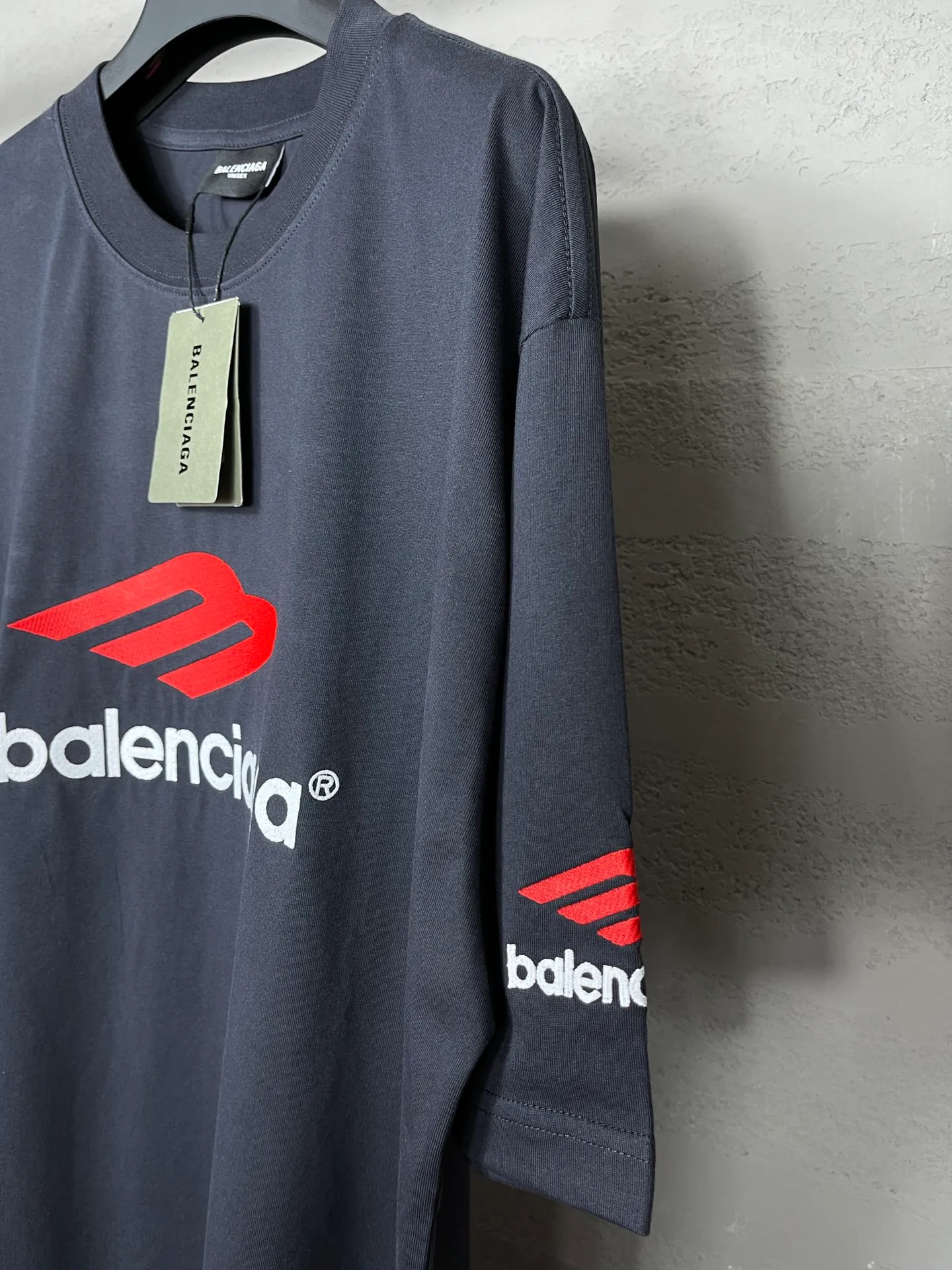 🅿️210 real photos [Top version. Official website quality] BALENCI*GA/Paris BALENCI*GA#2024 latest model, big LOGO icon. Front and back. Embroidered short-sleeved T-shirt on left and right sleeves. Brick cabinet synchronization. Genuine products are developed and developed in the first time. Welcome to compare! The fabric is made of Paris ZP custom-woven and dyed 100% cotton double-yarn compact cotton. The weight is 260 grams. The cloth surface is clean. The cloth pattern is clear. It is soft and comfortable. It has good color fastness and is not easy to change color. The threads are woven and dyed with no color difference. The embroidery is done using imported Tajima embroidery machines. Super 12W needle and thread, three-dimensional effect, clear lines. No burrs and miscellaneous threads, ultra-high craftsmanship embroidery. The version adopts OS loose shoulder design. Same style for men and women. Code: BL223207 Color: Dark blue gray. White Size: XS to L