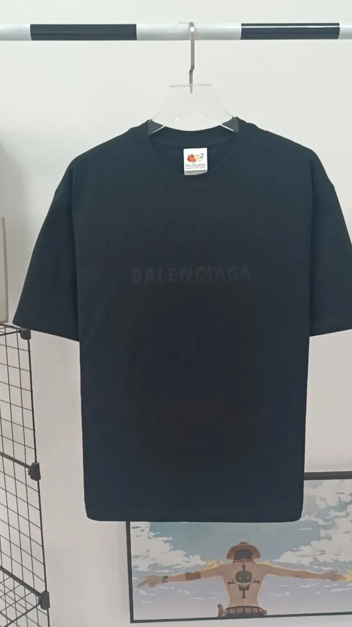 Frontal real-life video————The top tested version Balenciaga 23ss Balenciaga black letter embroidery reversible short-sleeved T-shirt for male and female couples stars 16-count combed siro-spun plain cloth is used for environmentally friendly vulcanization dyeing of the board. The weight of the finished garment is 360 grams. Dust-free singeing and food-feeding processes ensure that the cloth surface is clear and dust-free. Environmentally-friendly vulcanization dyeing and dust-free singeing and food-feeding processes ensure that The cloth surface is clear and dust-free. The matching thread is 16S and the cross pull thread. The difficulty lies in the embroidery. Water-soluble cotton is used for hollow three-dimensional embroidery. Imported Behringer embroidery machine cotton thread embroidery. Large area embroidery parts require a lot of consumption. For large-sized water-soluble cotton, there are many subsequent processes, including the time required to dissolve the water-soluble cotton and the number of washes. If there is unprocessed undissolved cotton glue attached to the clothes, the entire garment will be directly scrapped. In terms of process alone, it is a time-consuming and labor-intensive style. The pattern effect is fully restored. The double-layer stitching on the back collar is firm and tight, the double chain on the shoulders is routed, the hem is tight, the fabric is full of drape, and the pattern is consistent. Every detail is presented to the customer. Customized brand new collar label, washed, distinguishing the wrong collar label from the market, the details are visible. Quality guaranteed! Size: XS-L Color: red washed black P:310