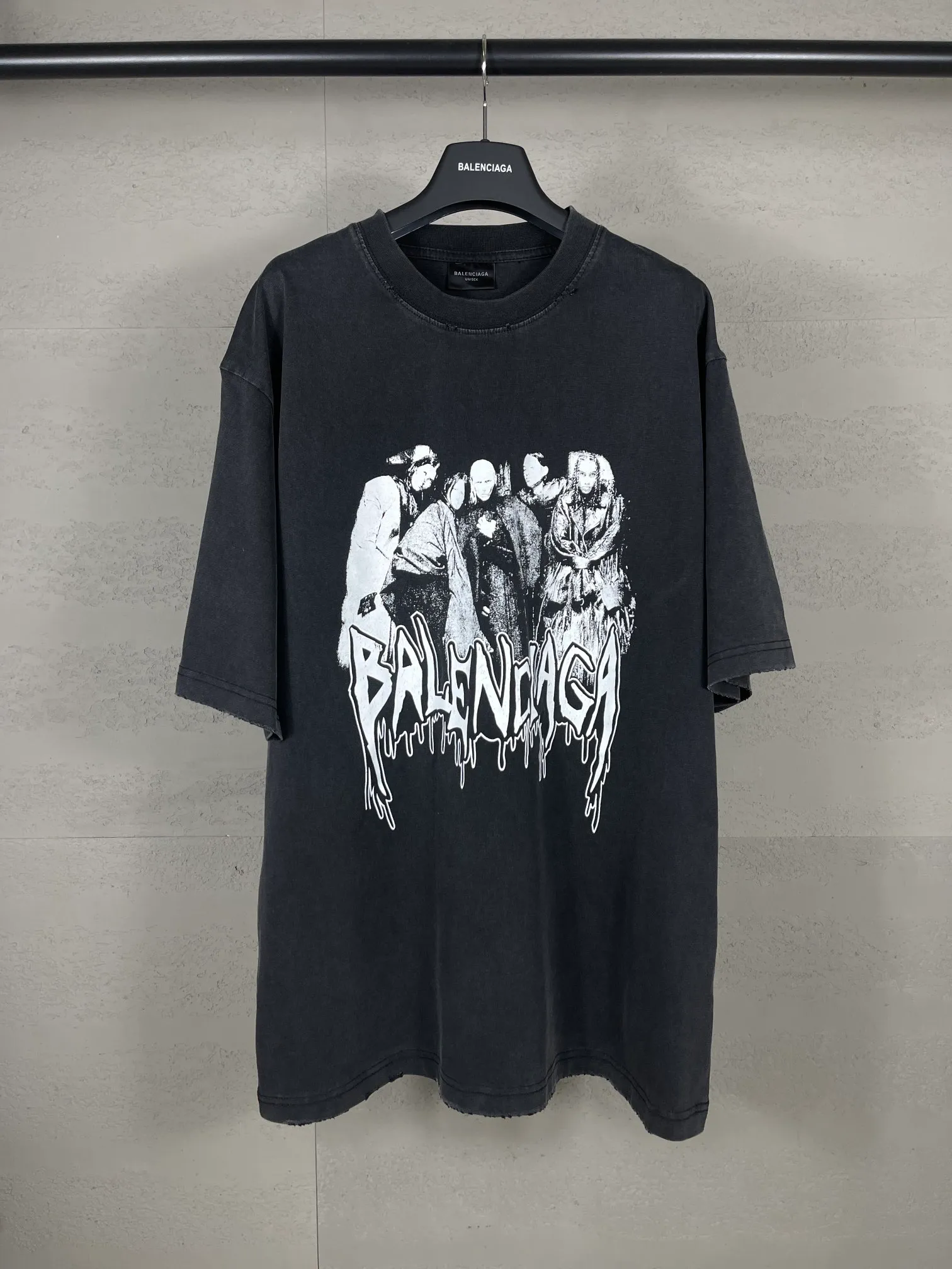 🅿️194 Actual pictures [Top version. Official website quality] BALENCI*GA/Paris. 53rd season Balenciaga New. Vintage high-end limited edition short-sleeved T-shirt. The pattern on the front is damaged by the direct-injection printing. The ready-made garments are washed and worn. SS24 new model. Brick cabinet synchronization. Genuine product developed at the first time, please print and compare! The fabric is made of Paris ZP custom-woven and dyed cotton double yarn. Weighing 260 grams, the cloth surface is clean. The cloth pattern is clear, soft and comfortable. The threads are dyed with no color difference. The printing uses environmentally friendly imported materials and self-inking direct injection. The pattern letters are clear and the effect is three-dimensional. The entire garment is washed, distressed and worn. The version adopts OS loose shoulder design. Same style for men and women. Code: BL223393 Color: washed black, size: XS S M L