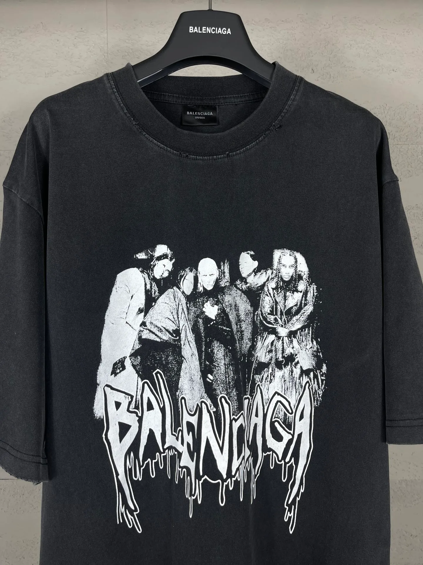 🅿️194 Actual pictures [Top version. Official website quality] BALENCI*GA/Paris. 53rd season Balenciaga New. Vintage high-end limited edition short-sleeved T-shirt. The pattern on the front is damaged by the direct-injection printing. The ready-made garments are washed and worn. SS24 new model. Brick cabinet synchronization. Genuine product developed at the first time, please print and compare! The fabric is made of Paris ZP custom-woven and dyed cotton double yarn. Weighing 260 grams, the cloth surface is clean. The cloth pattern is clear, soft and comfortable. The threads are dyed with no color difference. The printing uses environmentally friendly imported materials and self-inking direct injection. The pattern letters are clear and the effect is three-dimensional. The entire garment is washed, distressed and worn. The version adopts OS loose shoulder design. Same style for men and women. Code: BL223393 Color: washed black, size: XS S M L