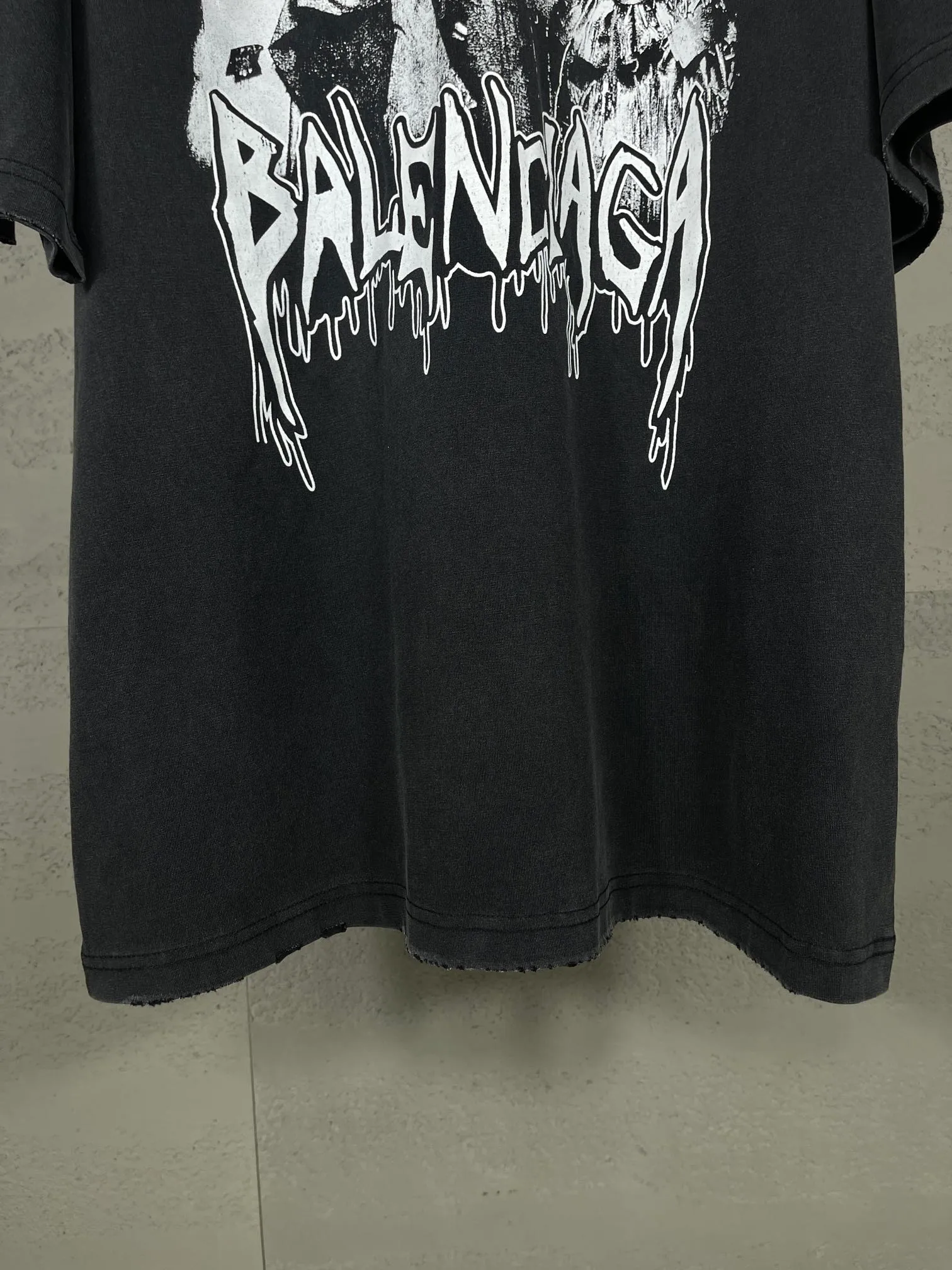 🅿️194 Actual pictures [Top version. Official website quality] BALENCI*GA/Paris. 53rd season Balenciaga New. Vintage high-end limited edition short-sleeved T-shirt. The pattern on the front is damaged by the direct-injection printing. The ready-made garments are washed and worn. SS24 new model. Brick cabinet synchronization. Genuine product developed at the first time, please print and compare! The fabric is made of Paris ZP custom-woven and dyed cotton double yarn. Weighing 260 grams, the cloth surface is clean. The cloth pattern is clear, soft and comfortable. The threads are dyed with no color difference. The printing uses environmentally friendly imported materials and self-inking direct injection. The pattern letters are clear and the effect is three-dimensional. The entire garment is washed, distressed and worn. The version adopts OS loose shoulder design. Same style for men and women. Code: BL223393 Color: washed black, size: XS S M L
