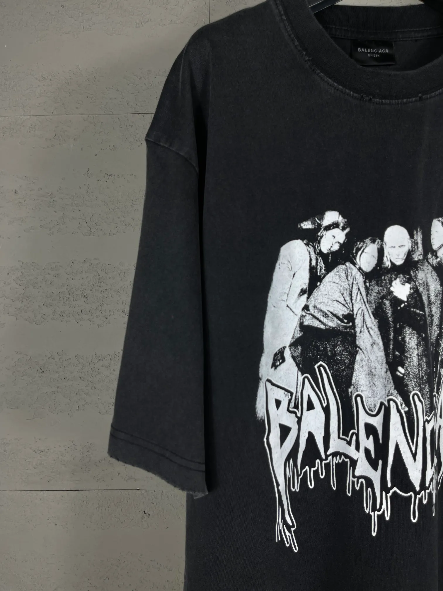 🅿️194 Actual pictures [Top version. Official website quality] BALENCI*GA/Paris. 53rd season Balenciaga New. Vintage high-end limited edition short-sleeved T-shirt. The pattern on the front is damaged by the direct-injection printing. The ready-made garments are washed and worn. SS24 new model. Brick cabinet synchronization. Genuine product developed at the first time, please print and compare! The fabric is made of Paris ZP custom-woven and dyed cotton double yarn. Weighing 260 grams, the cloth surface is clean. The cloth pattern is clear, soft and comfortable. The threads are dyed with no color difference. The printing uses environmentally friendly imported materials and self-inking direct injection. The pattern letters are clear and the effect is three-dimensional. The entire garment is washed, distressed and worn. The version adopts OS loose shoulder design. Same style for men and women. Code: BL223393 Color: washed black, size: XS S M L