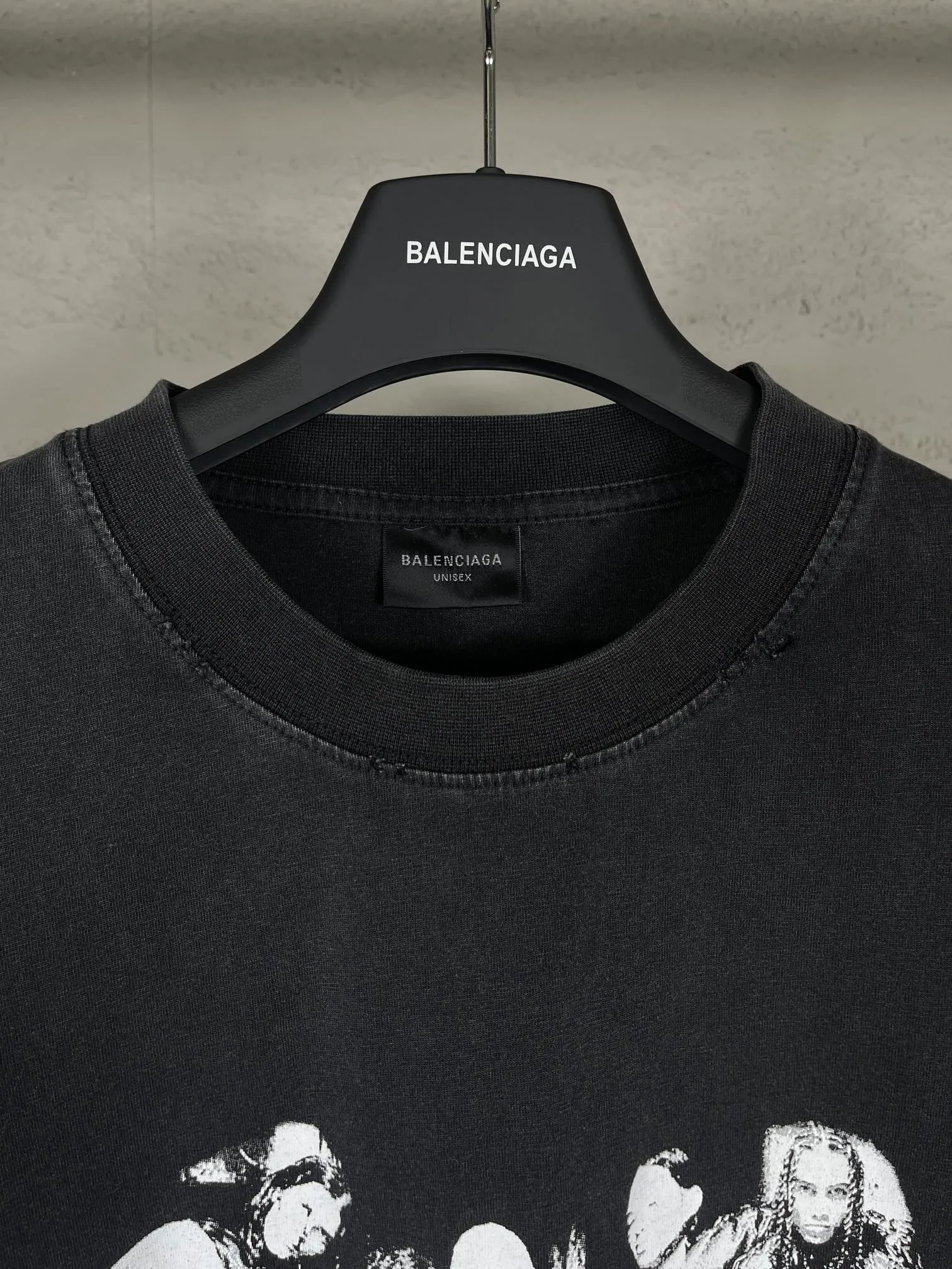 🅿️194 Actual pictures [Top version. Official website quality] BALENCI*GA/Paris. 53rd season Balenciaga New. Vintage high-end limited edition short-sleeved T-shirt. The pattern on the front is damaged by the direct-injection printing. The ready-made garments are washed and worn. SS24 new model. Brick cabinet synchronization. Genuine product developed at the first time, please print and compare! The fabric is made of Paris ZP custom-woven and dyed cotton double yarn. Weighing 260 grams, the cloth surface is clean. The cloth pattern is clear, soft and comfortable. The threads are dyed with no color difference. The printing uses environmentally friendly imported materials and self-inking direct injection. The pattern letters are clear and the effect is three-dimensional. The entire garment is washed, distressed and worn. The version adopts OS loose shoulder design. Same style for men and women. Code: BL223393 Color: washed black, size: XS S M L