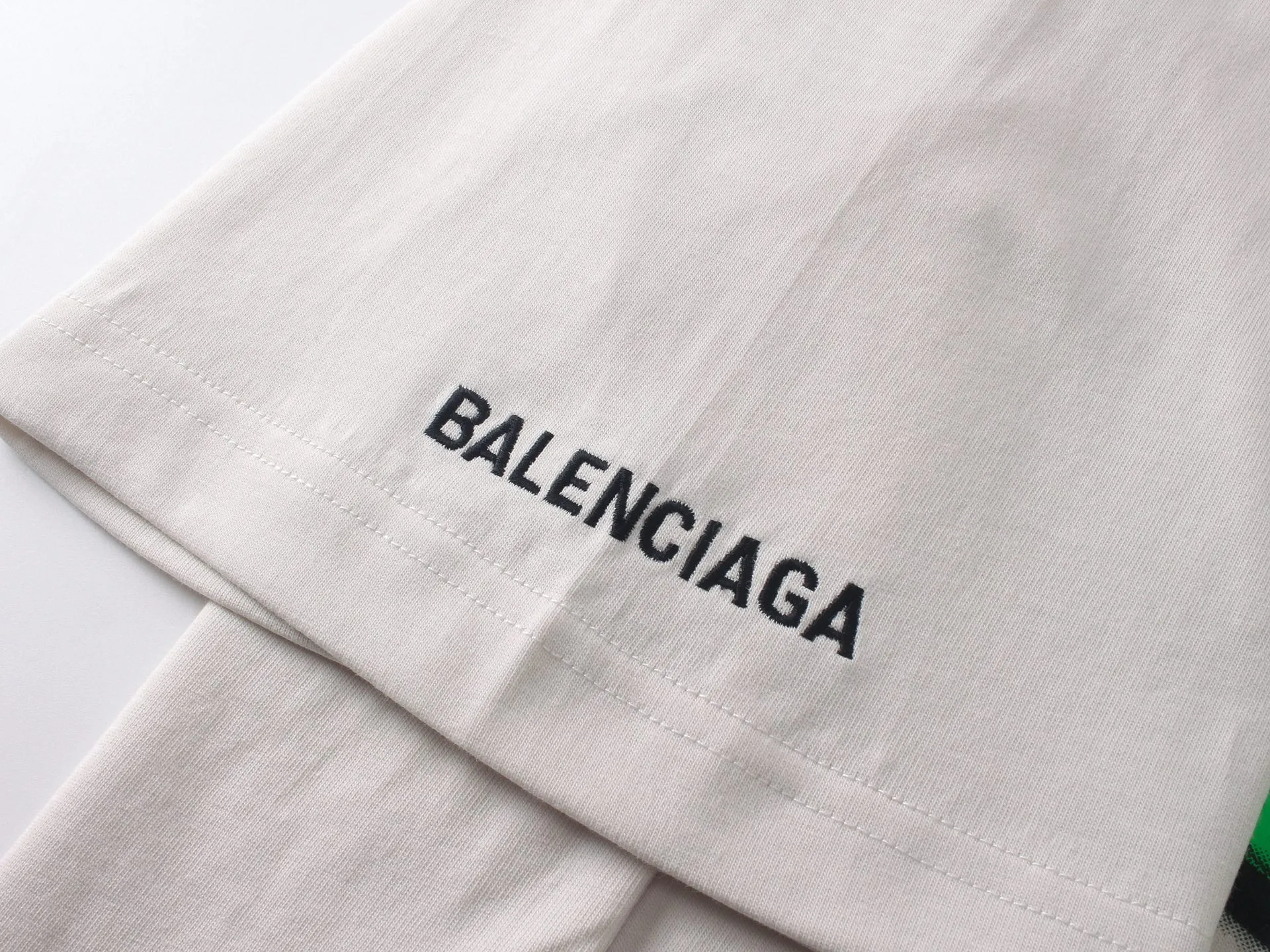 🅿️194 real photos [top version. official website quality] BALENCI*GA/25 new model. The front is directly printed with hithg there + dripley art work + luminous effect, aliens are printed on the front, smiley faces are printed on the back, short-sleeved T-shirt with embroidered letters on the right sleeve # SS25 latest style. Research and development at the first time, different market currencies. Comparisons welcome. The fabric is made of Paris ZP custom-woven and dyed cotton double yarn. Weighing 260 grams, the cloth surface is clean. The cloth pattern is clear, soft and comfortable. The threads are dyed with no color difference. Printing adopts computer direct printing. Jubie market currency. Welcome to compare. The version adopts OS loose shoulder design. Same style for men and women. Code: BL253683 Color: off-white, black, floral gray Size: XS S M L