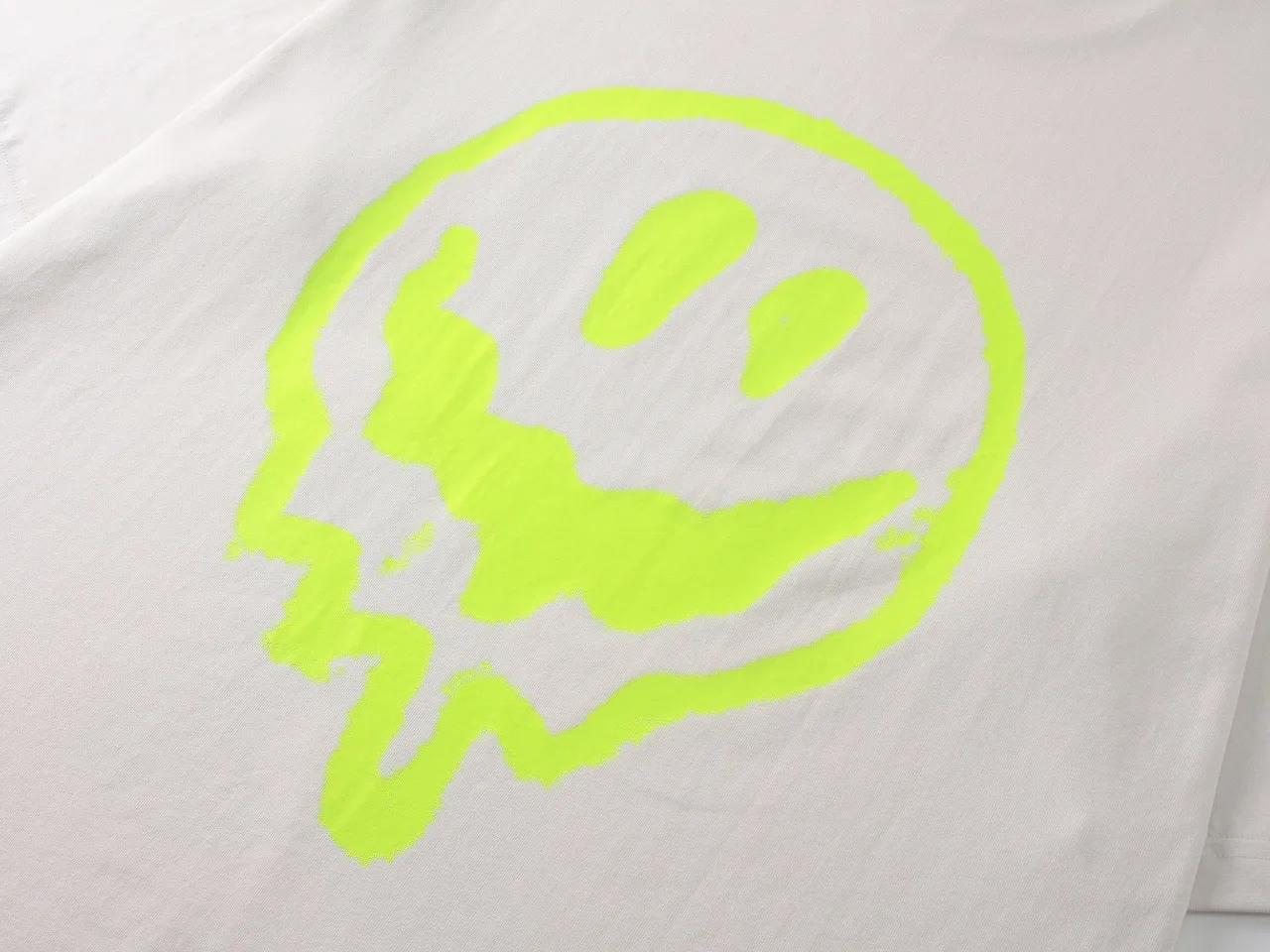🅿️194 real photos [top version. official website quality] BALENCI*GA/25 new model. The front is directly printed with hithg there + dripley art work + luminous effect, aliens are printed on the front, smiley faces are printed on the back, short-sleeved T-shirt with embroidered letters on the right sleeve # SS25 latest style. Research and development at the first time, different market currencies. Comparisons welcome. The fabric is made of Paris ZP custom-woven and dyed cotton double yarn. Weighing 260 grams, the cloth surface is clean. The cloth pattern is clear, soft and comfortable. The threads are dyed with no color difference. Printing adopts computer direct printing. Jubie market currency. Welcome to compare. The version adopts OS loose shoulder design. Same style for men and women. Code: BL253683 Color: off-white, black, floral gray Size: XS S M L