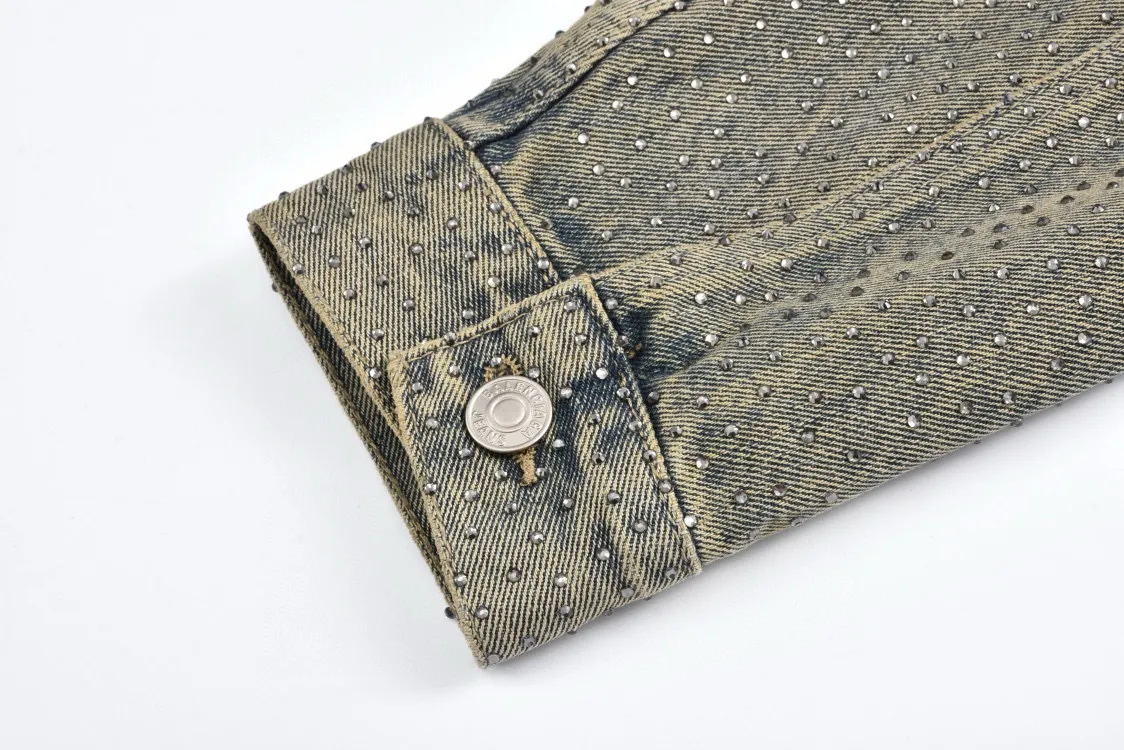 🅿️480 [Exclusive supply] BLCG 23FW full diamond denim jacket. The original version was purchased and developed for 52,800. The fabric is made of 100% pure cotton twill denim and is manufactured with high-density equipment imported from Italy. The original base does not contain spandex and is almost elastic, conveying the simple texture of the denim item itself. Through washing and sanding, it creates an aged texture and a natural color. The full-width diamonds are made by hot pressing process. The diamonds are completely hand-burned. The heavy work is very labor-intensive and time-consuming. There are more than 80,000 diamonds in the whole piece of clothing. The size, material, color and light of the diamonds are exactly the same as the original ones. The lettering hardware accessories are custom-made using molds, and matte silver plating is performed with reference to the ZP color effect. OS silhouette version, the upper body is highly recognizable. Size:S/M/L/XL
