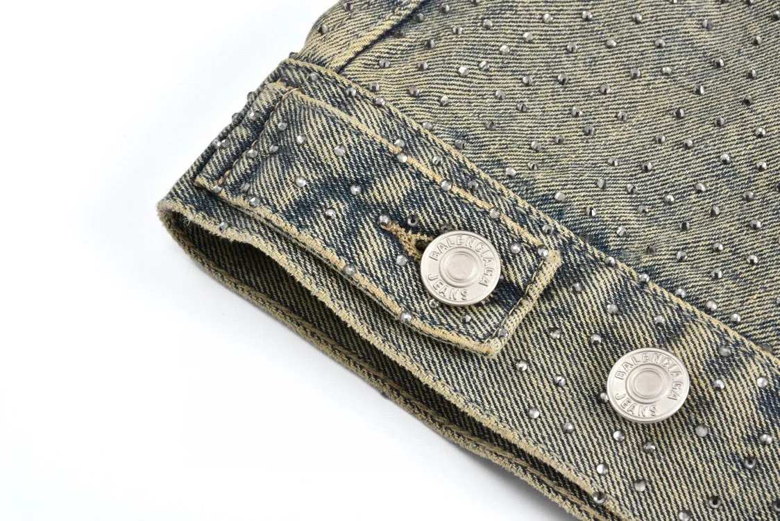 🅿️480 [Exclusive supply] BLCG 23FW full diamond denim jacket. The original version was purchased and developed for 52,800. The fabric is made of 100% pure cotton twill denim and is manufactured with high-density equipment imported from Italy. The original base does not contain spandex and is almost elastic, conveying the simple texture of the denim item itself. Through washing and sanding, it creates an aged texture and a natural color. The full-width diamonds are made by hot pressing process. The diamonds are completely hand-burned. The heavy work is very labor-intensive and time-consuming. There are more than 80,000 diamonds in the whole piece of clothing. The size, material, color and light of the diamonds are exactly the same as the original ones. The lettering hardware accessories are custom-made using molds, and matte silver plating is performed with reference to the ZP color effect. OS silhouette version, the upper body is highly recognizable. Size:S/M/L/XL