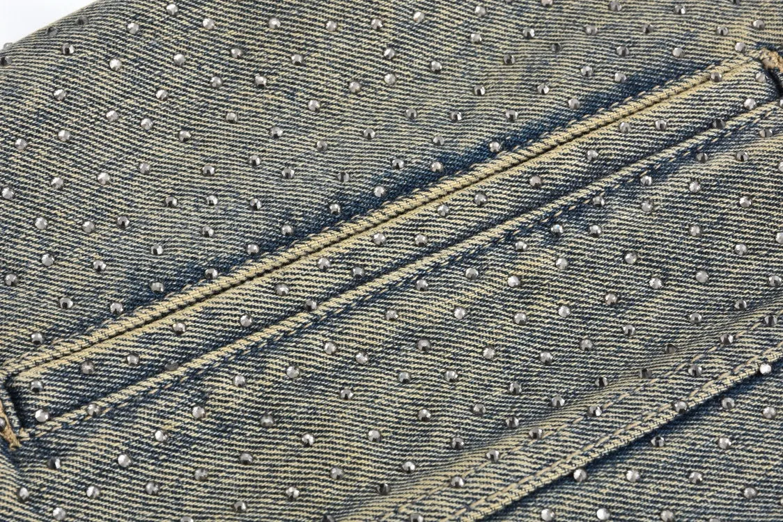 🅿️480 [Exclusive supply] BLCG 23FW full diamond denim jacket. The original version was purchased and developed for 52,800. The fabric is made of 100% pure cotton twill denim and is manufactured with high-density equipment imported from Italy. The original base does not contain spandex and is almost elastic, conveying the simple texture of the denim item itself. Through washing and sanding, it creates an aged texture and a natural color. The full-width diamonds are made by hot pressing process. The diamonds are completely hand-burned. The heavy work is very labor-intensive and time-consuming. There are more than 80,000 diamonds in the whole piece of clothing. The size, material, color and light of the diamonds are exactly the same as the original ones. The lettering hardware accessories are custom-made using molds, and matte silver plating is performed with reference to the ZP color effect. OS silhouette version, the upper body is highly recognizable. Size:S/M/L/XL