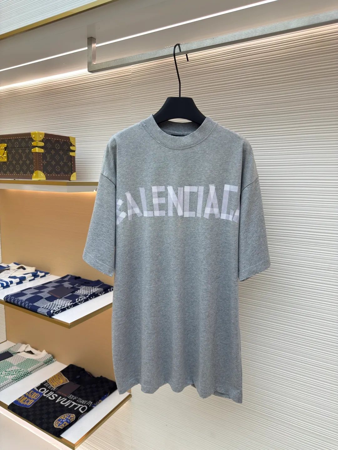 Balenciaga Masking Tape Short Sleeves ●Authentic product: Purchased and developed by 7520 ●Item No.: 1680278-A35 ●Fabric: Ribbed process ●Technology: Washed and brushed ●Version: Fitted version ●Weight: about 370 grams ●Size: 1-2-3-4 ●Description: The sleeves and hem are worn with a frayed effect. The inner lining is clean. No ends. No excess edges. The shoulders are frayed and the stitching is straight. Three-needle and five-thread craftsmanship. The shoulders are lined with taping. The fabric is made of distressed washed and brushed technology. The collar is designed with frayed holes. The ribbed fabric is custom-woven and dyed. The color is consistent and there is no color difference. Masking tape letters are used on the chest. The overall process of heavy craftsmanship. The washed fabric is comfortable and soft. The effect is worn and washed. The letters on the back are manually counter-positioned and shaped with a hot plate for glue printing. The overall wiring is straight and delicate, the fabric is comfortable and soft, and the color is consistent without color difference. It can be matched with the same style to create a fashionable look and control various occasions. Customized accessories, complete with three standards, same style for men and women!