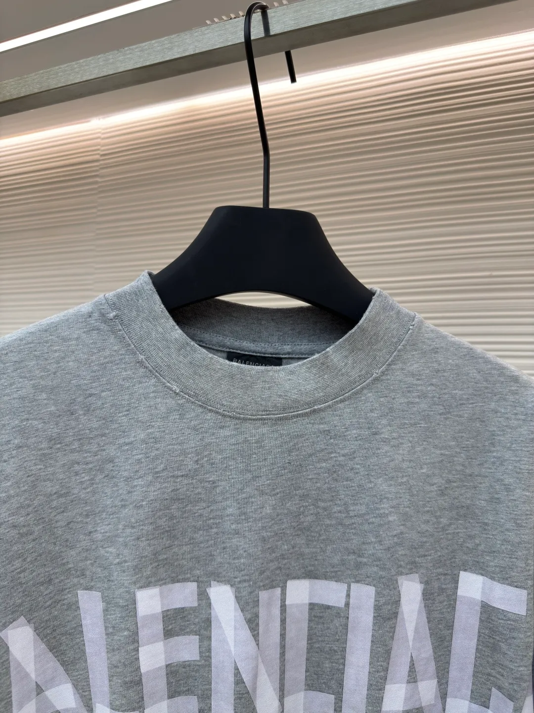 Balenciaga Masking Tape Short Sleeves ●Authentic product: Purchased and developed by 7520 ●Item No.: 1680278-A35 ●Fabric: Ribbed process ●Technology: Washed and brushed ●Version: Fitted version ●Weight: about 370 grams ●Size: 1-2-3-4 ●Description: The sleeves and hem are worn with a frayed effect. The inner lining is clean. No ends. No excess edges. The shoulders are frayed and the stitching is straight. Three-needle and five-thread craftsmanship. The shoulders are lined with taping. The fabric is made of distressed washed and brushed technology. The collar is designed with frayed holes. The ribbed fabric is custom-woven and dyed. The color is consistent and there is no color difference. Masking tape letters are used on the chest. The overall process of heavy craftsmanship. The washed fabric is comfortable and soft. The effect is worn and washed. The letters on the back are manually counter-positioned and shaped with a hot plate for glue printing. The overall wiring is straight and delicate, the fabric is comfortable and soft, and the color is consistent without color difference. It can be matched with the same style to create a fashionable look and control various occasions. Customized accessories, complete with three standards, same style for men and women!